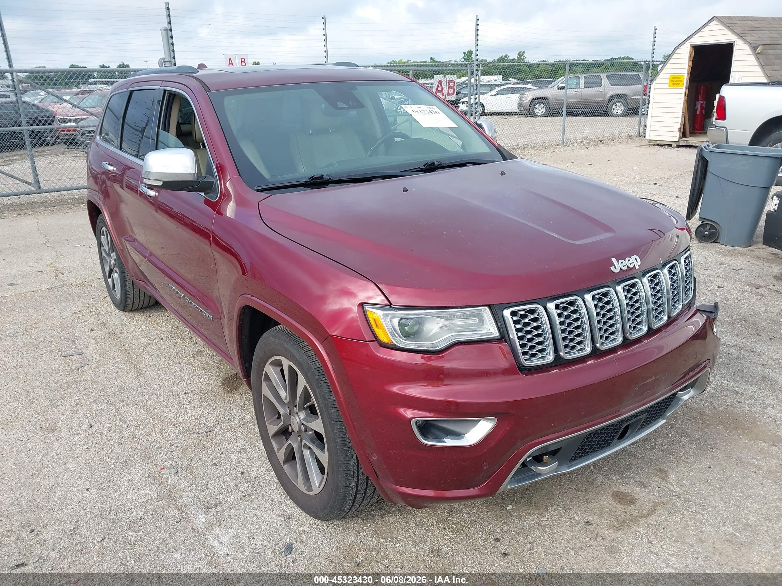 2017 Jeep Grand Cherokee Overland, VIN 1C4RJFCG0HC756471 — Перед