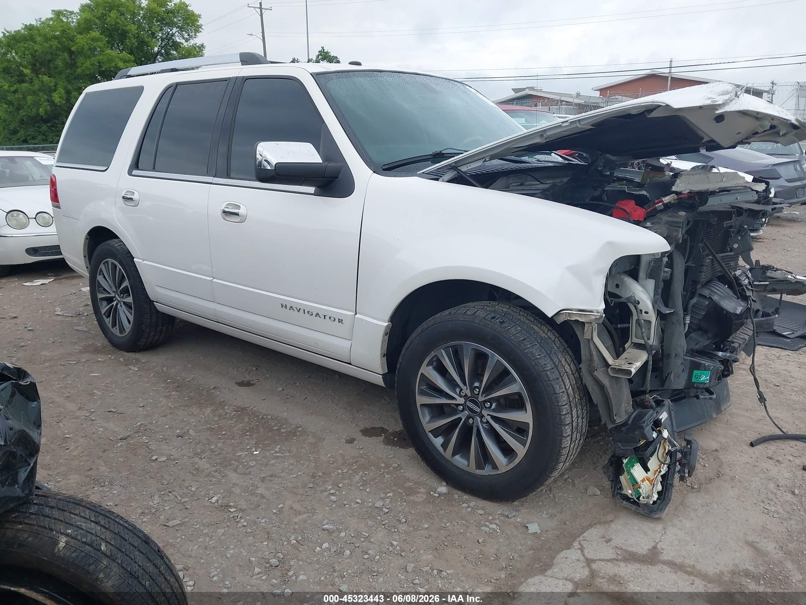 2016 Lincoln Navigator Select, VIN 5LMJJ2HT3GEL02805 — Front end