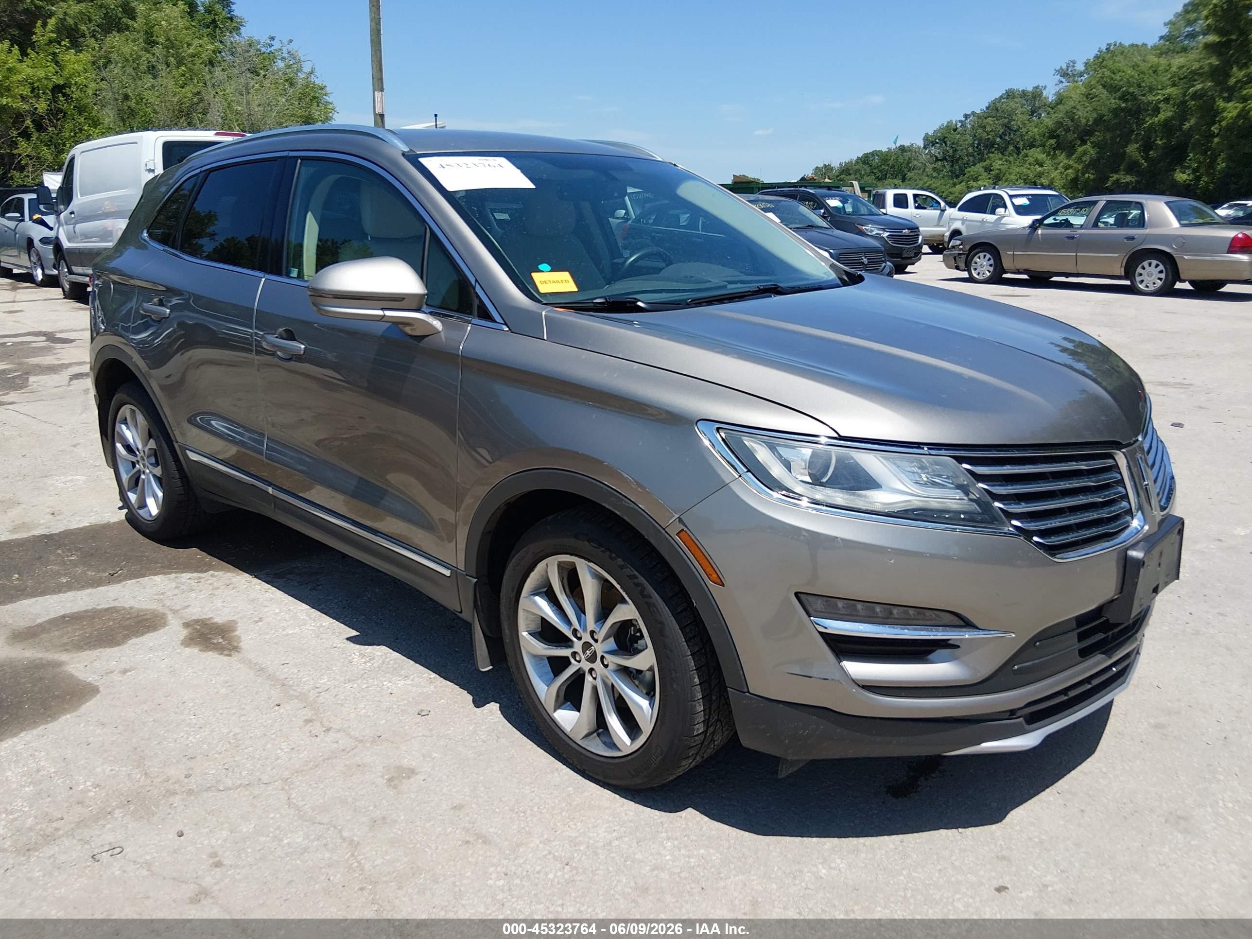 2017 Lincoln MKC Select, VIN 5LMCJ2C99HUL22584 — Front end