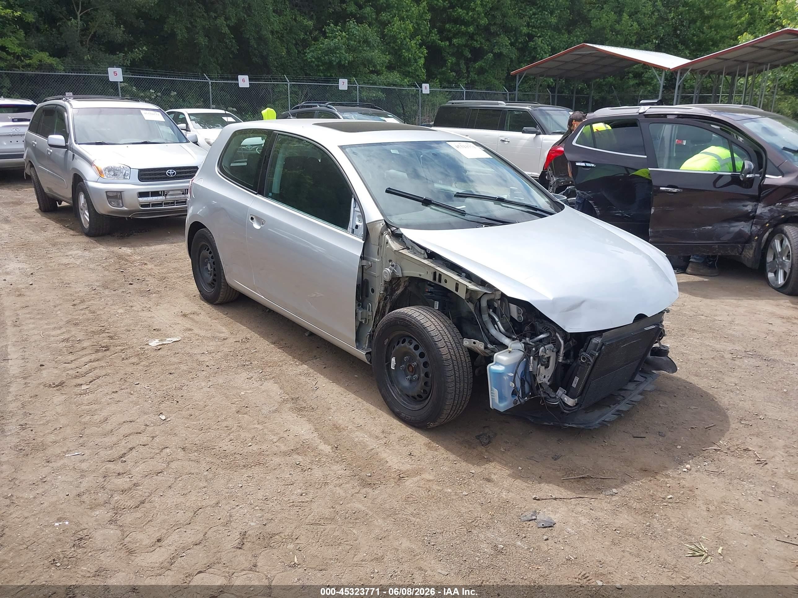 2013 Volkswagen Golf, VIN WVWBB7AJ7DW121047 — Front end