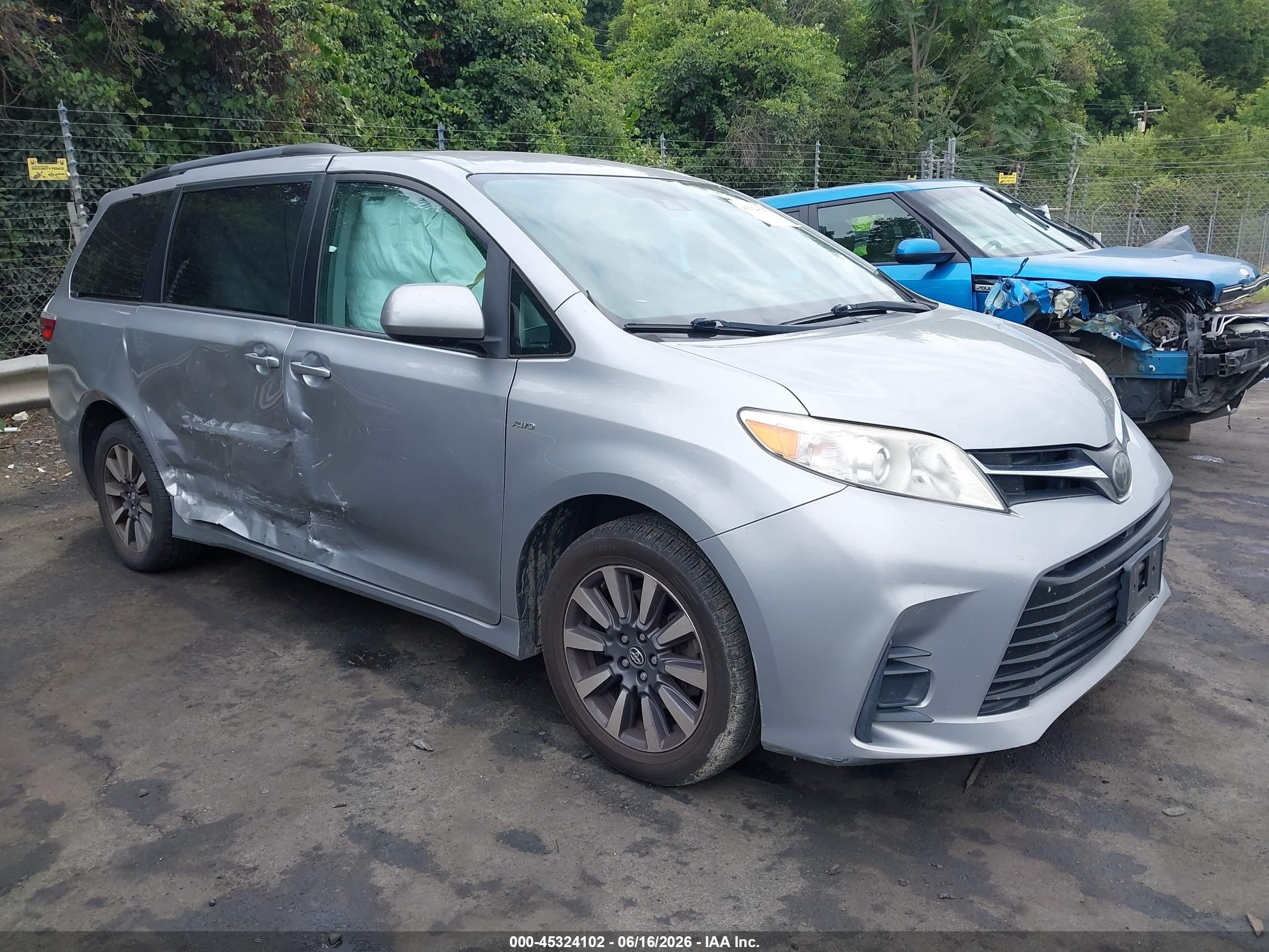 2018 Toyota Sienna LE, VIN 5TDJZ3DC0JS189425 — Side
