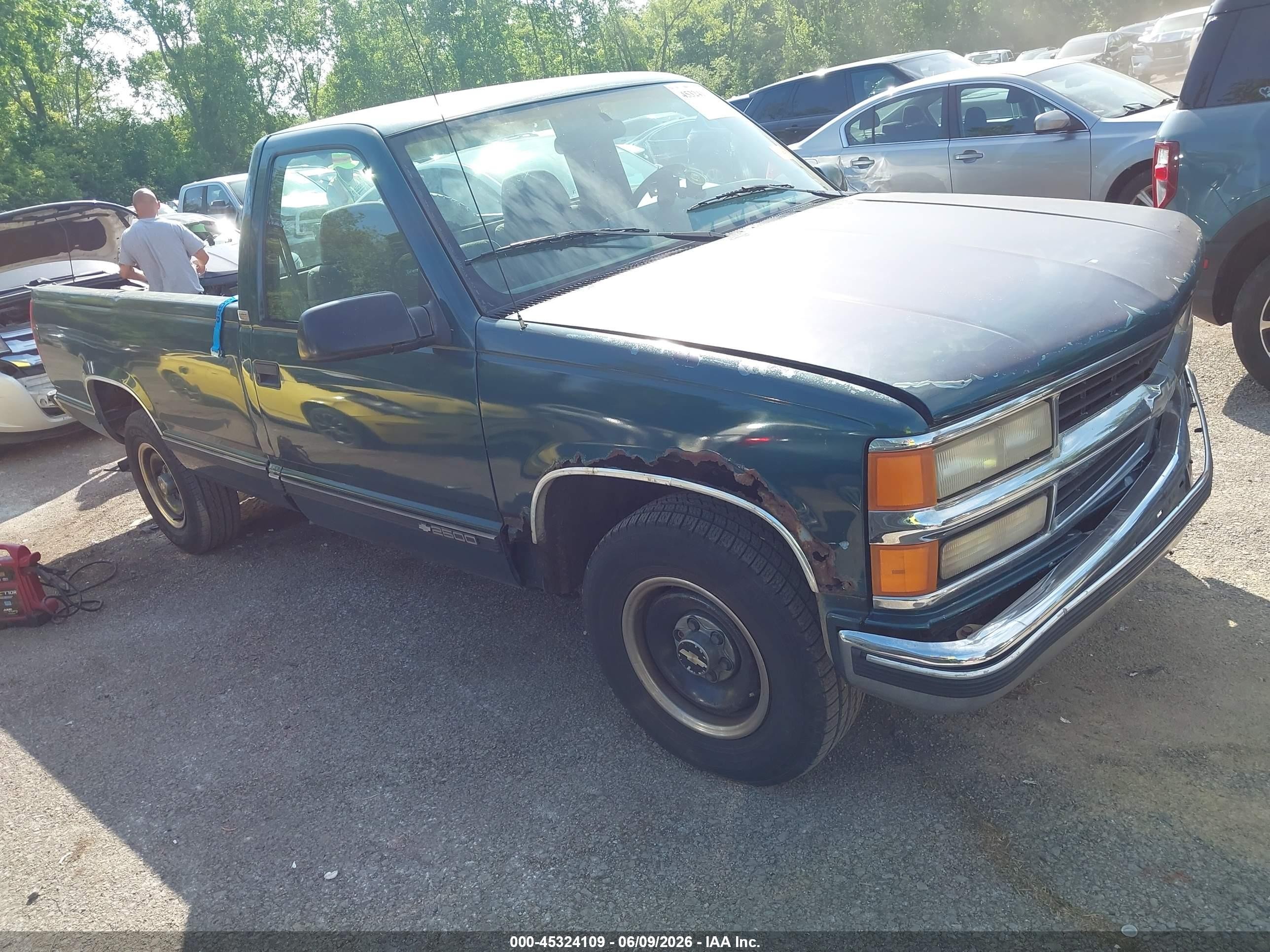 1995 Chevrolet Silverado 2500, VIN 1GCFC24K1SZ147709 — Перед