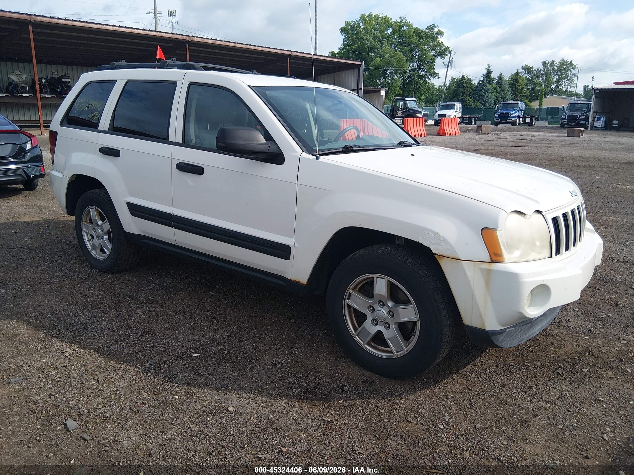 2005 Jeep Grand Cherokee Laredo, VIN 1J4GR48K95C713657 — Normal wear