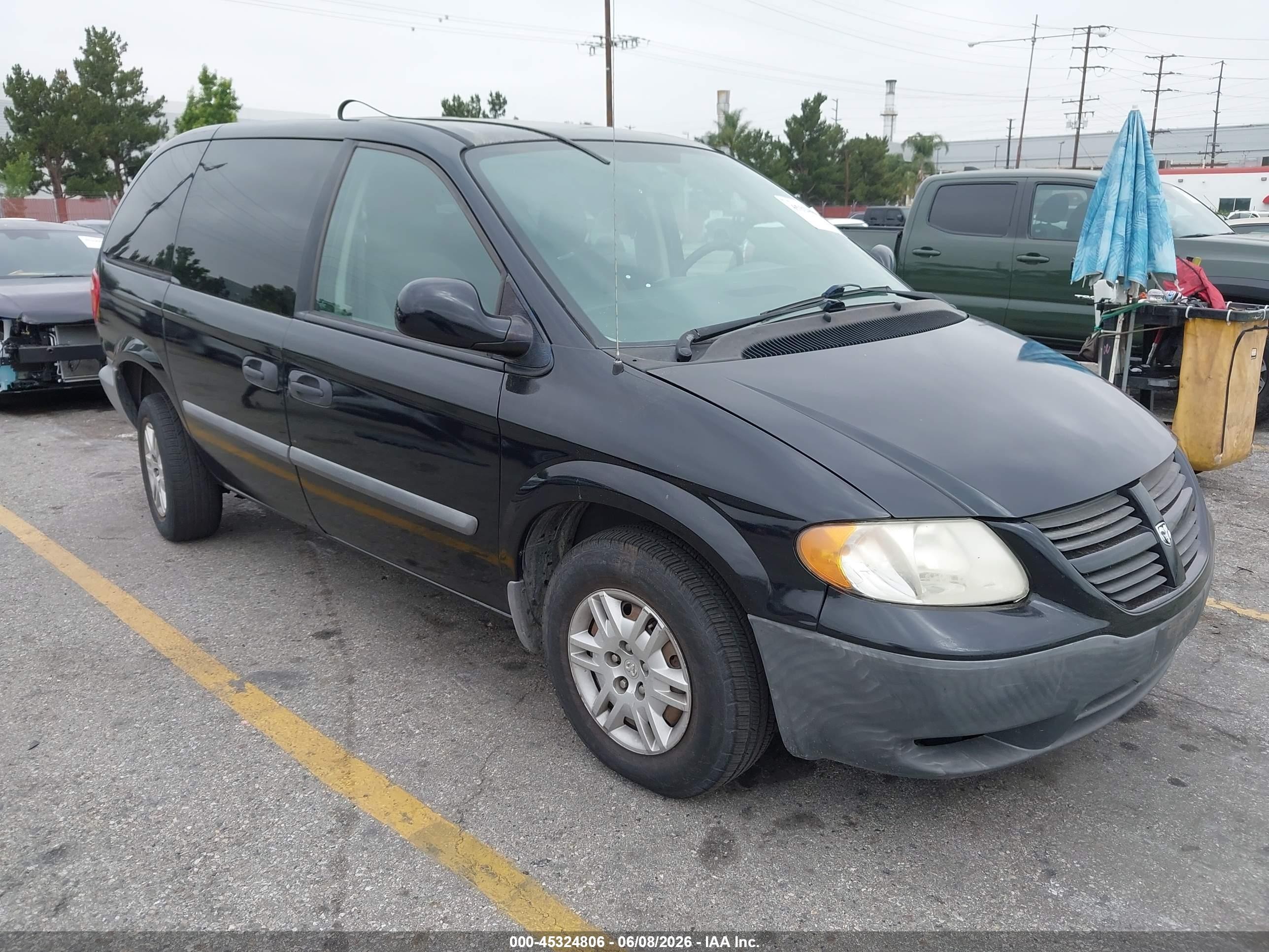 2006 Dodge Caravan SE, VIN 1D4GP25B56B750445 — Side