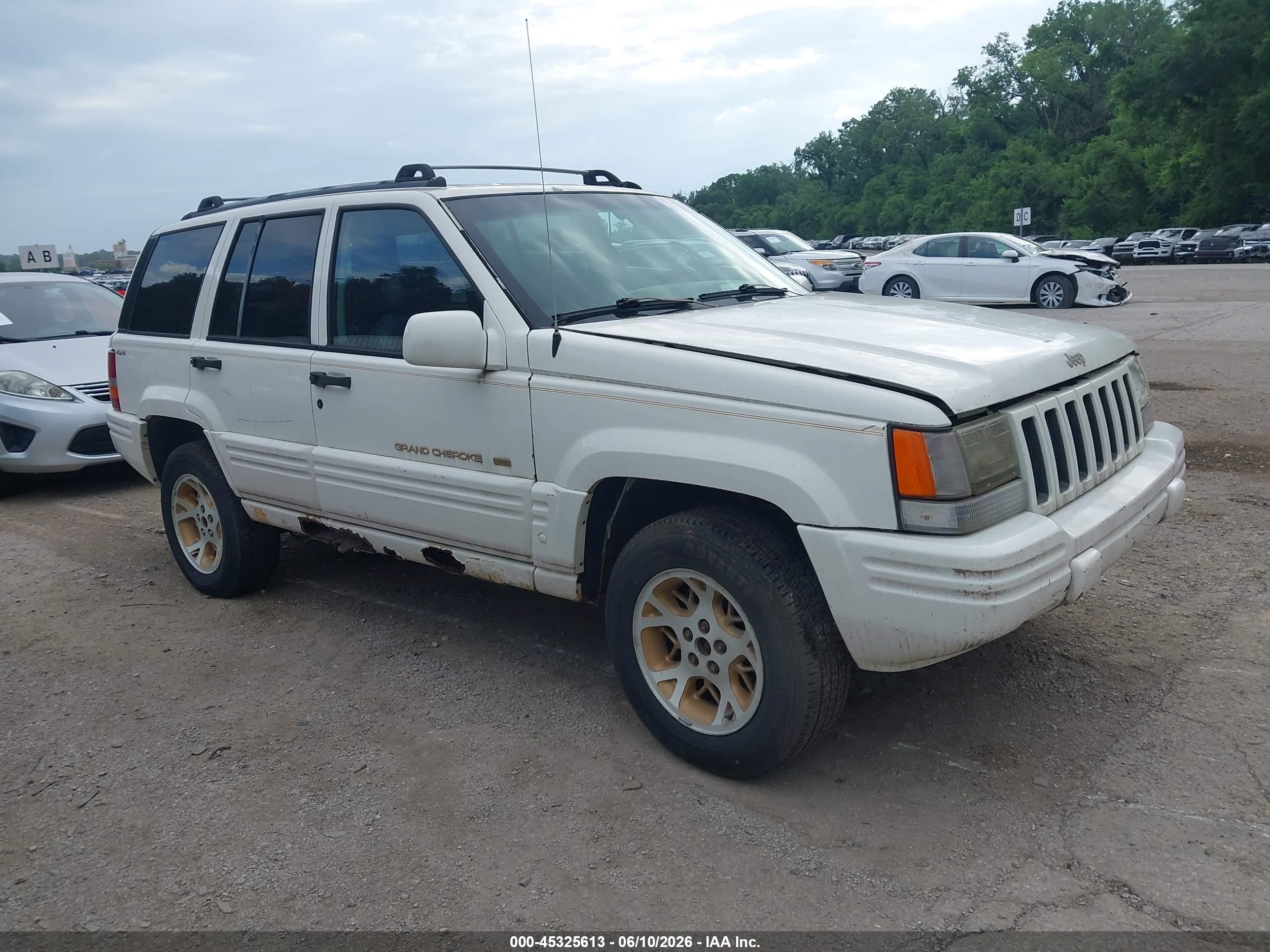 1996 Jeep Grand Cherokee Limited, VIN 1J4GZ78Y2TC244673 — Front end