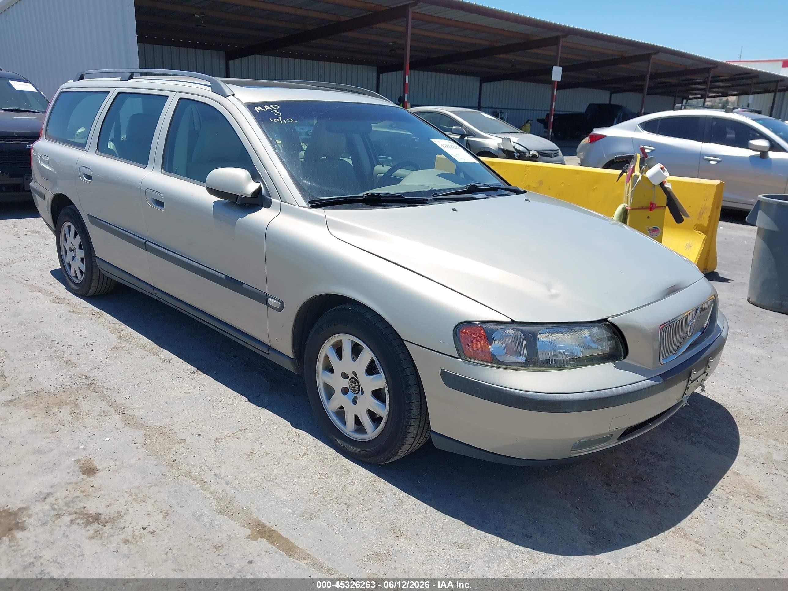2002 Volvo V70, VIN YV1SW61R221183738 — Перед