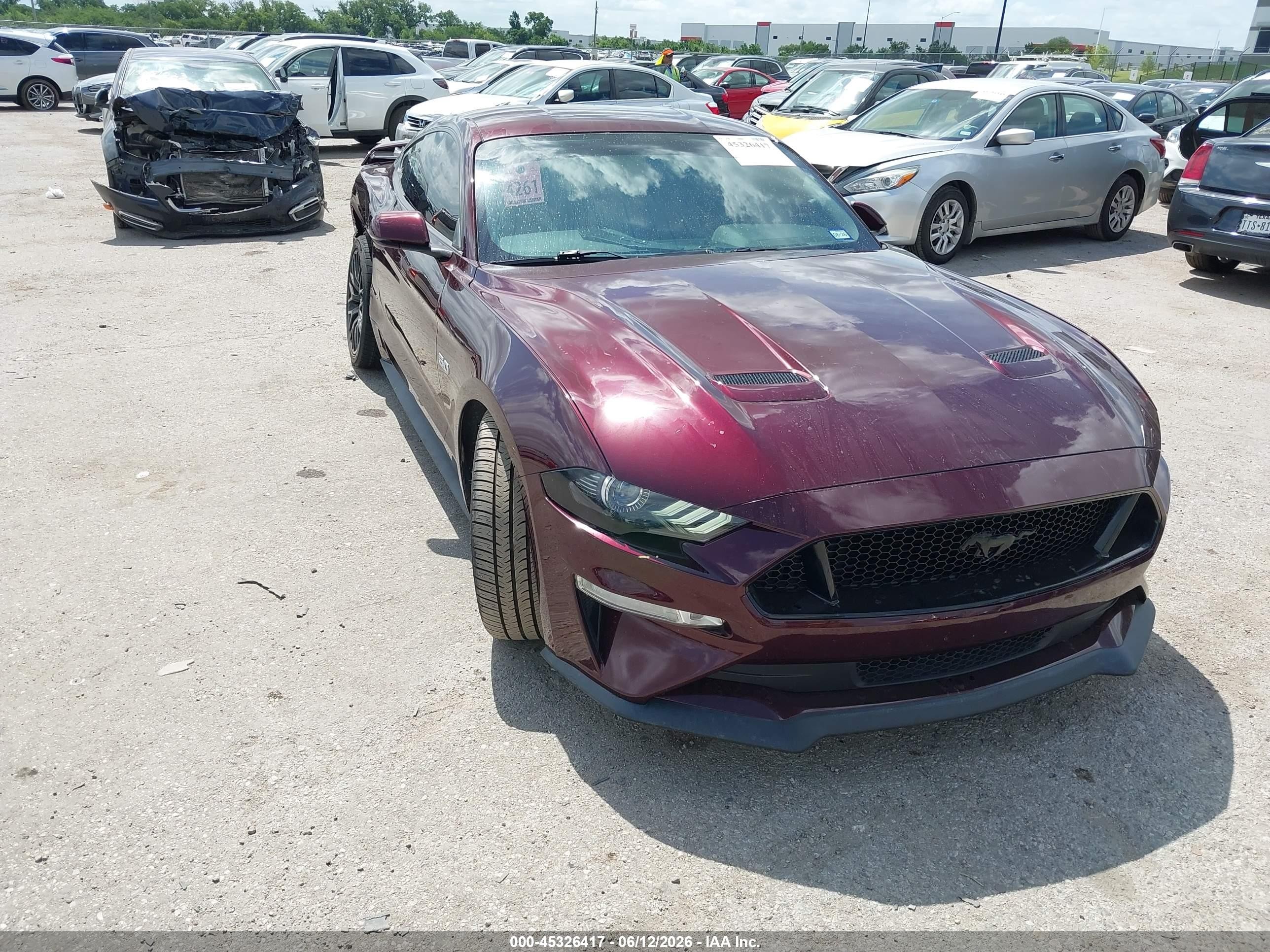 2018 Ford Mustang GT Premium, VIN 1FA6P8CF4J5154273 — Бок