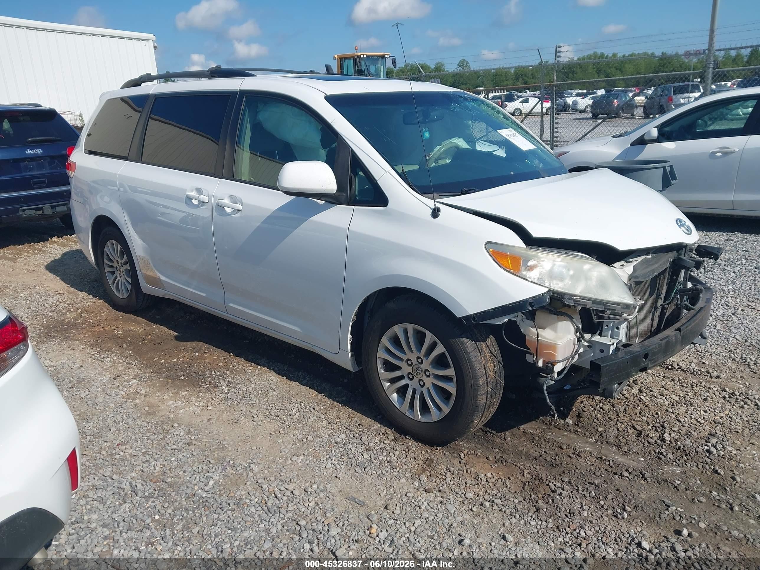 2014 Toyota Sienna XLE, VIN 5TDYK3DC4ES454419 — Front end