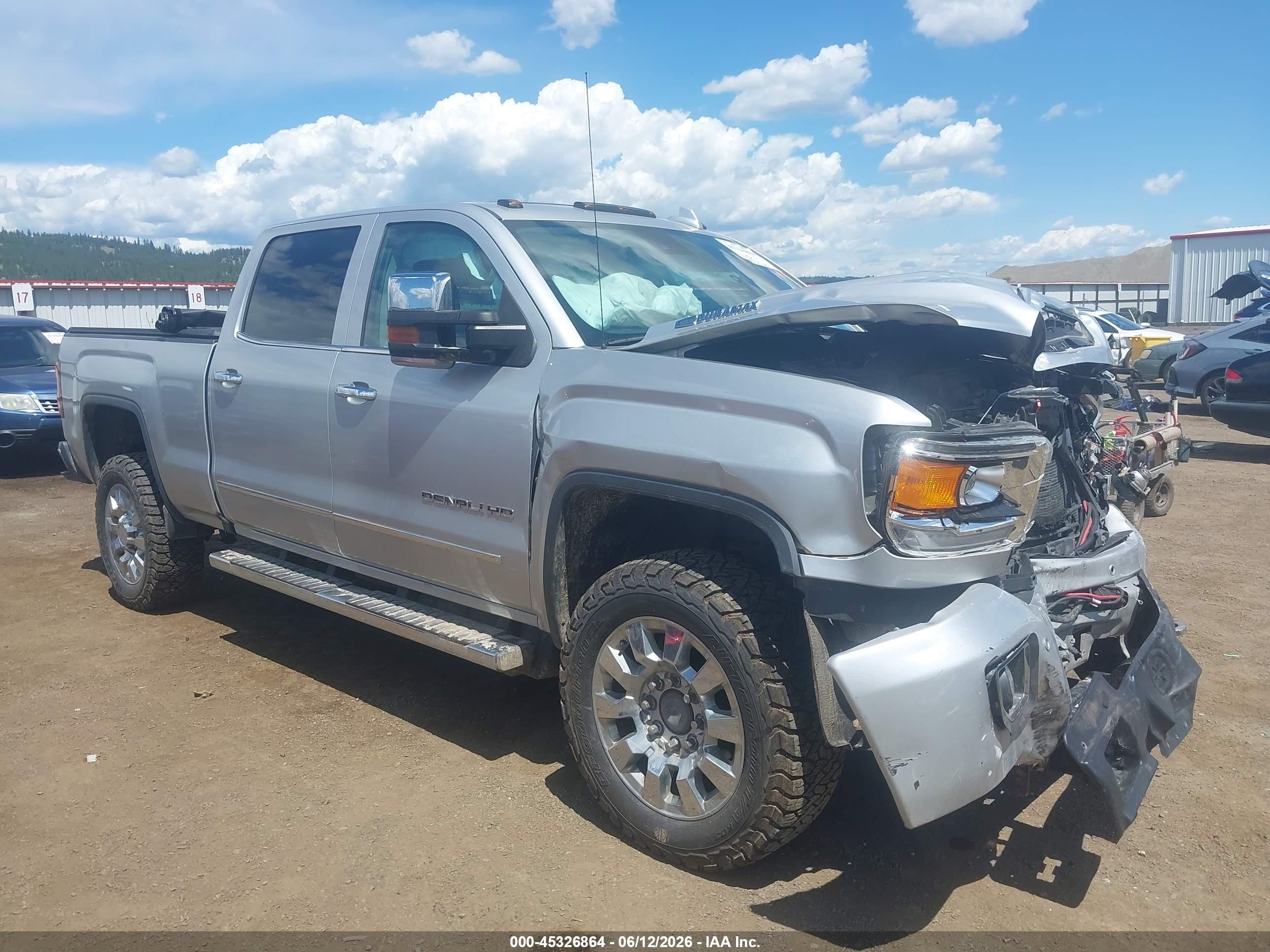 2019 GMC Sierra 2500HD Denali, VIN 1GT12SEY4KF272964 — Front end