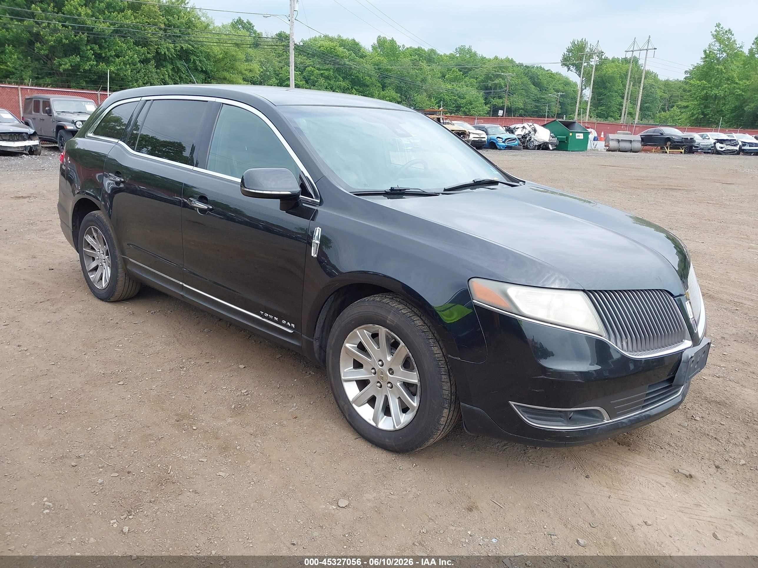 2015 Lincoln MKT, VIN 2LMHJ5NK9FBL00733 — Side
