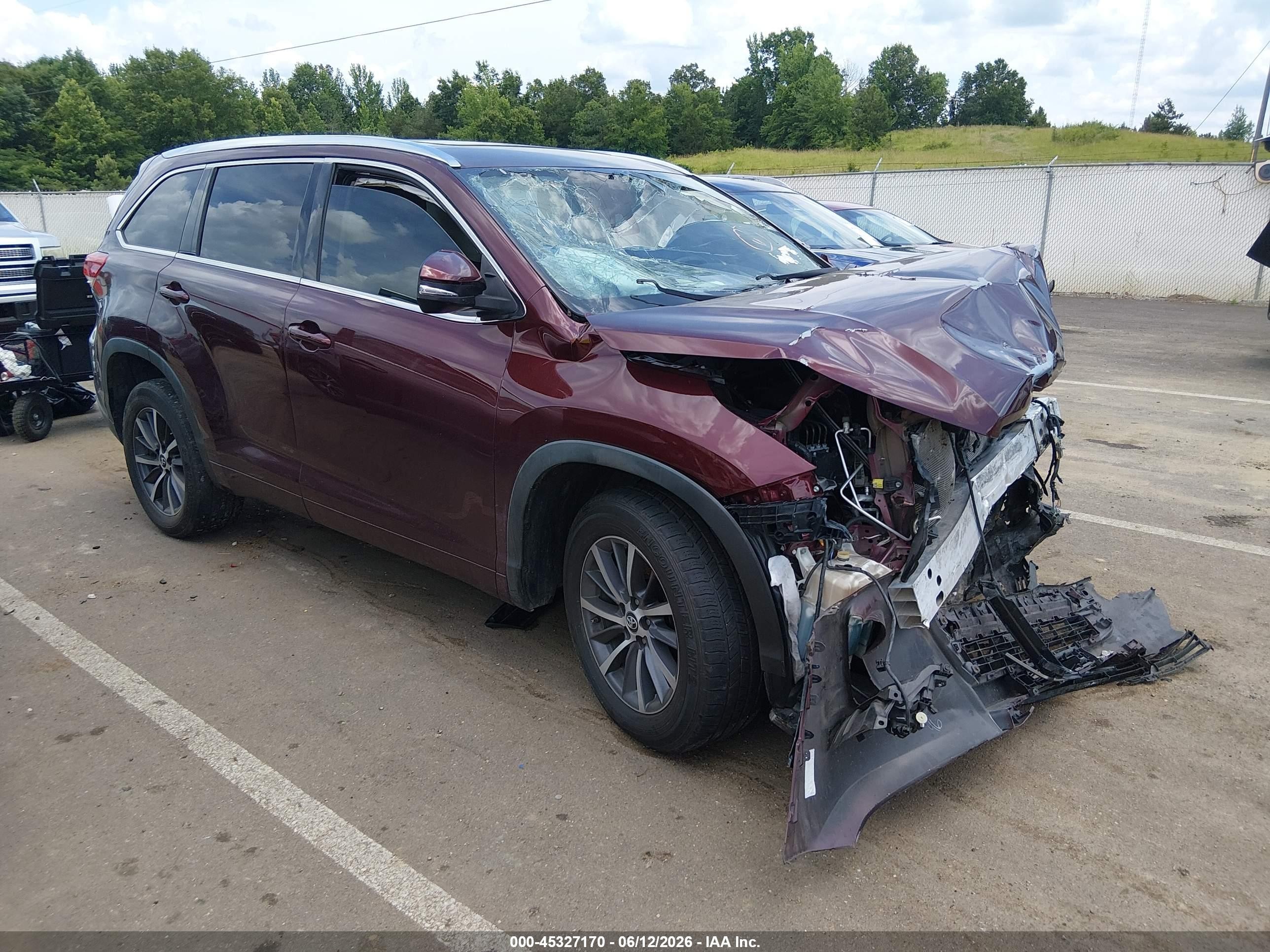 2018 Toyota Highlander SE, VIN 5TDKZRFH0JS263040 — Front end