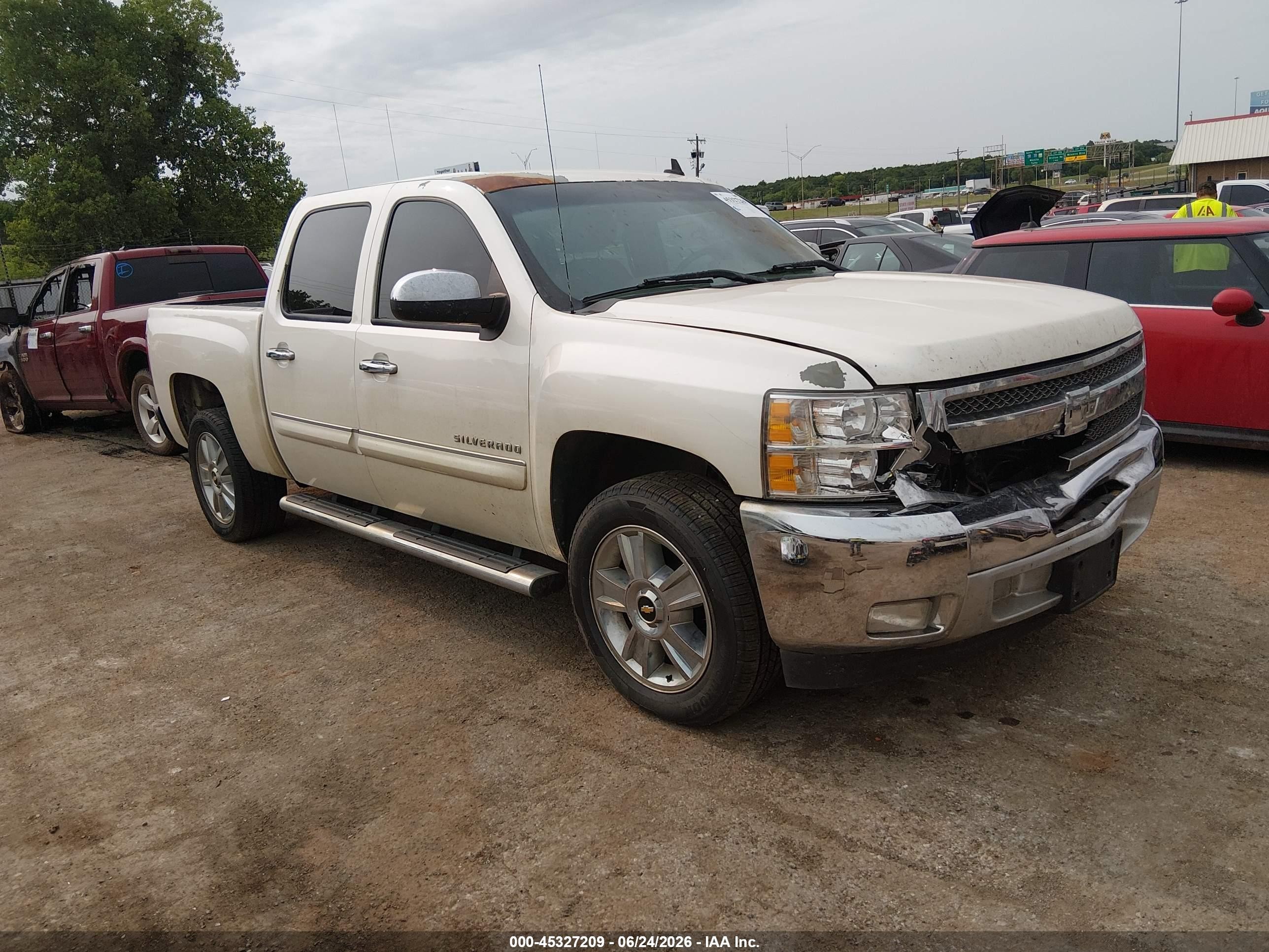 2013 Chevrolet Silverado 1500 LT, VIN 3GCPCSE0XDG323905 — Front end