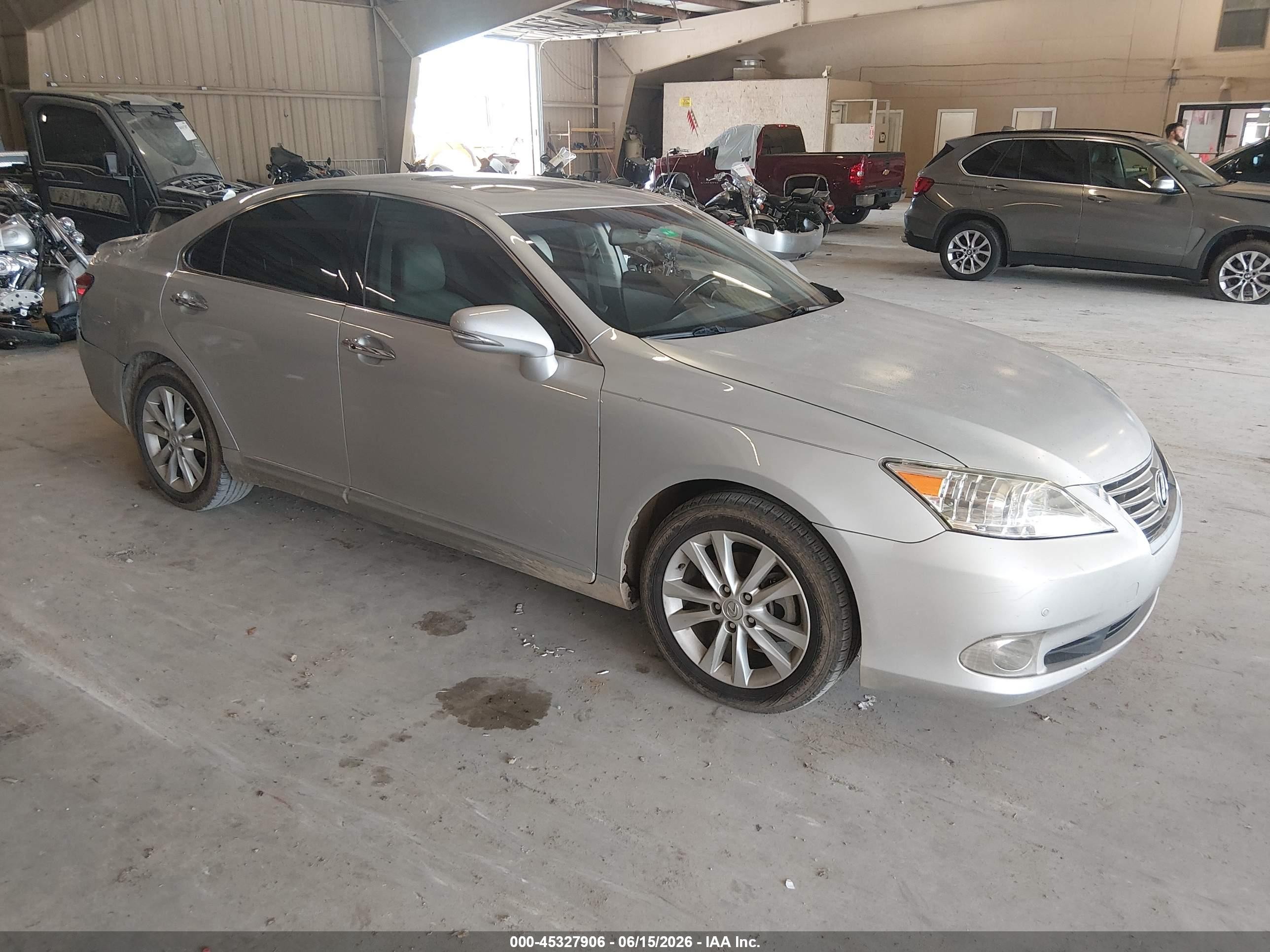 2012 Lexus ES 330, VIN JTHBK1EG4C2507201 — Зад