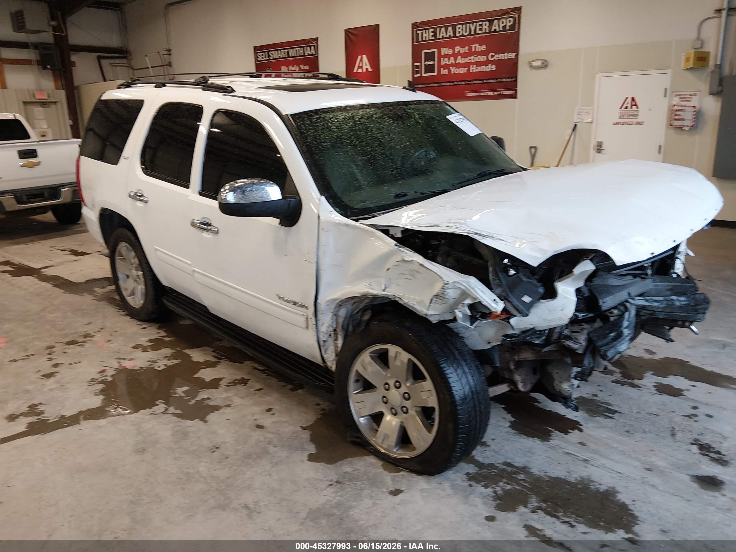 2014 GMC Yukon SLT, VIN 1GKS2CE08ER127938 — Front end