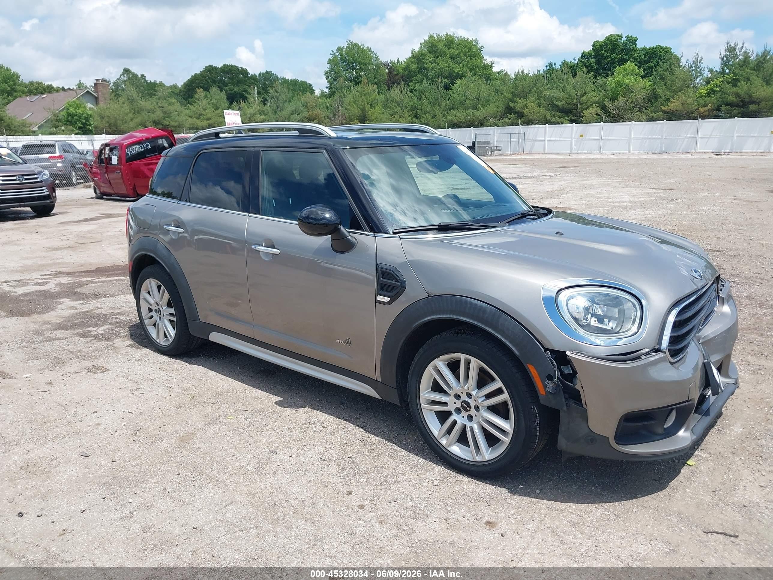 2017 MINI Countryman Cooper, VIN WMZYV5C33H3E01076 — Перед