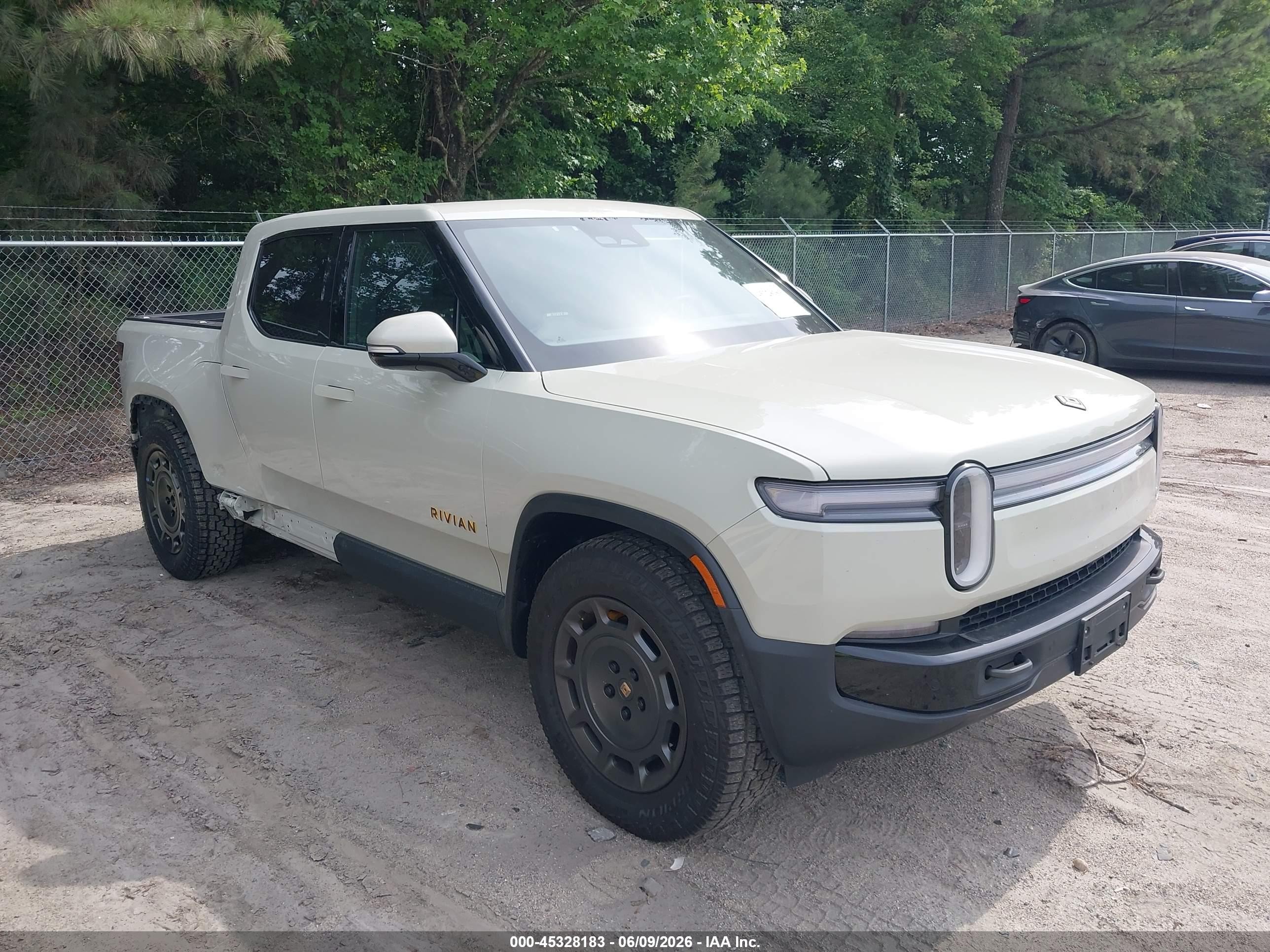 2025 Rivian R1T Adventure, VIN 7FCTGCAA3SN040932 — Side