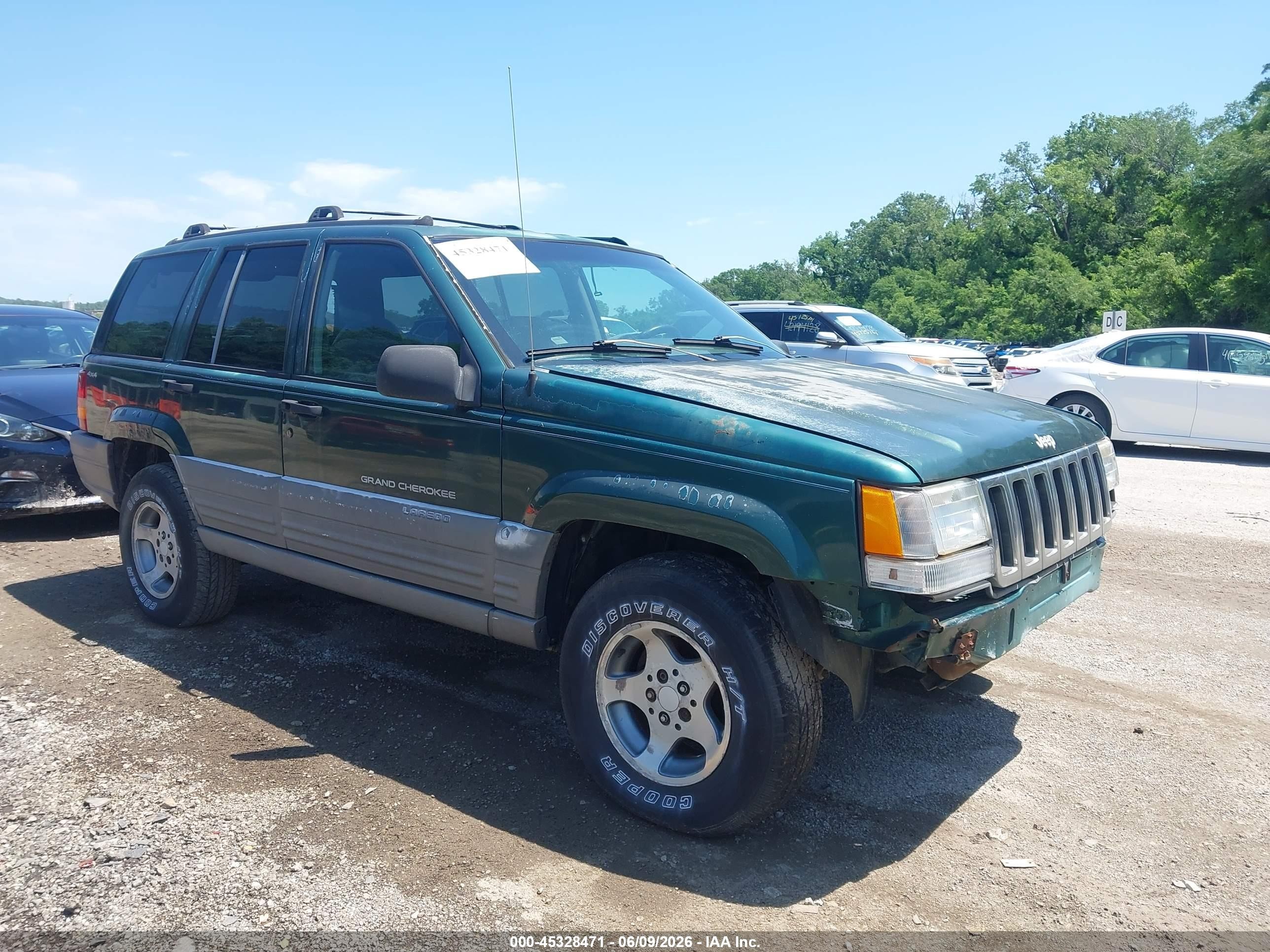 1997 Jeep Grand Cherokee Laredo, VIN 1J4GZ58S3VC646172 — Front end