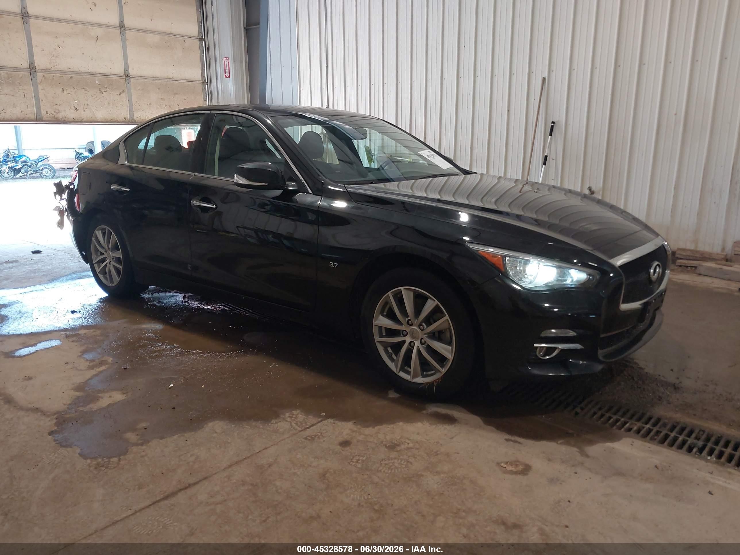 2015 Infiniti Q50 Premium, VIN JN1BV7AR7FM415109 — Side