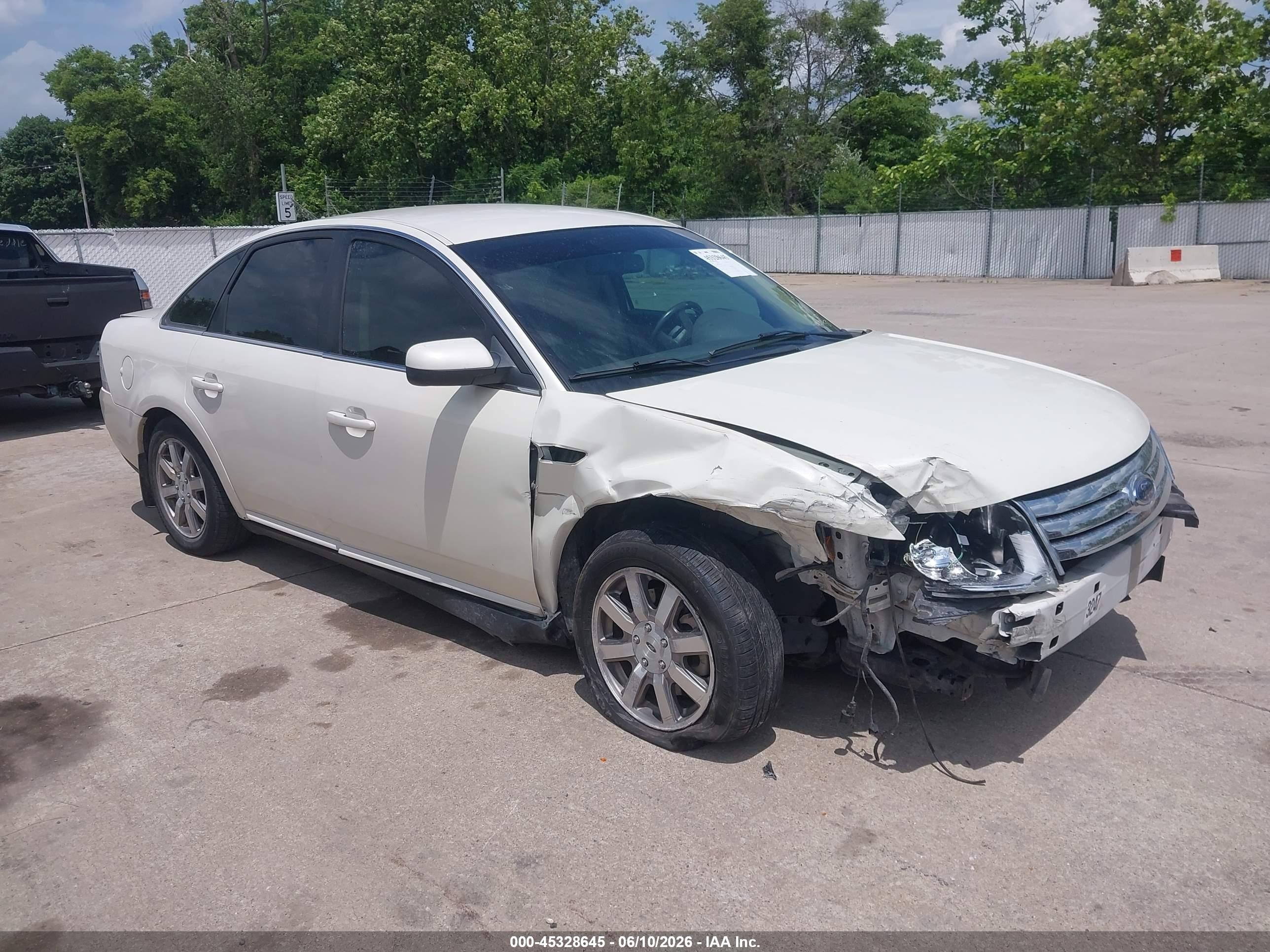 2009 Ford Taurus SEL, VIN 1FAHP24W99G106837 — Front end