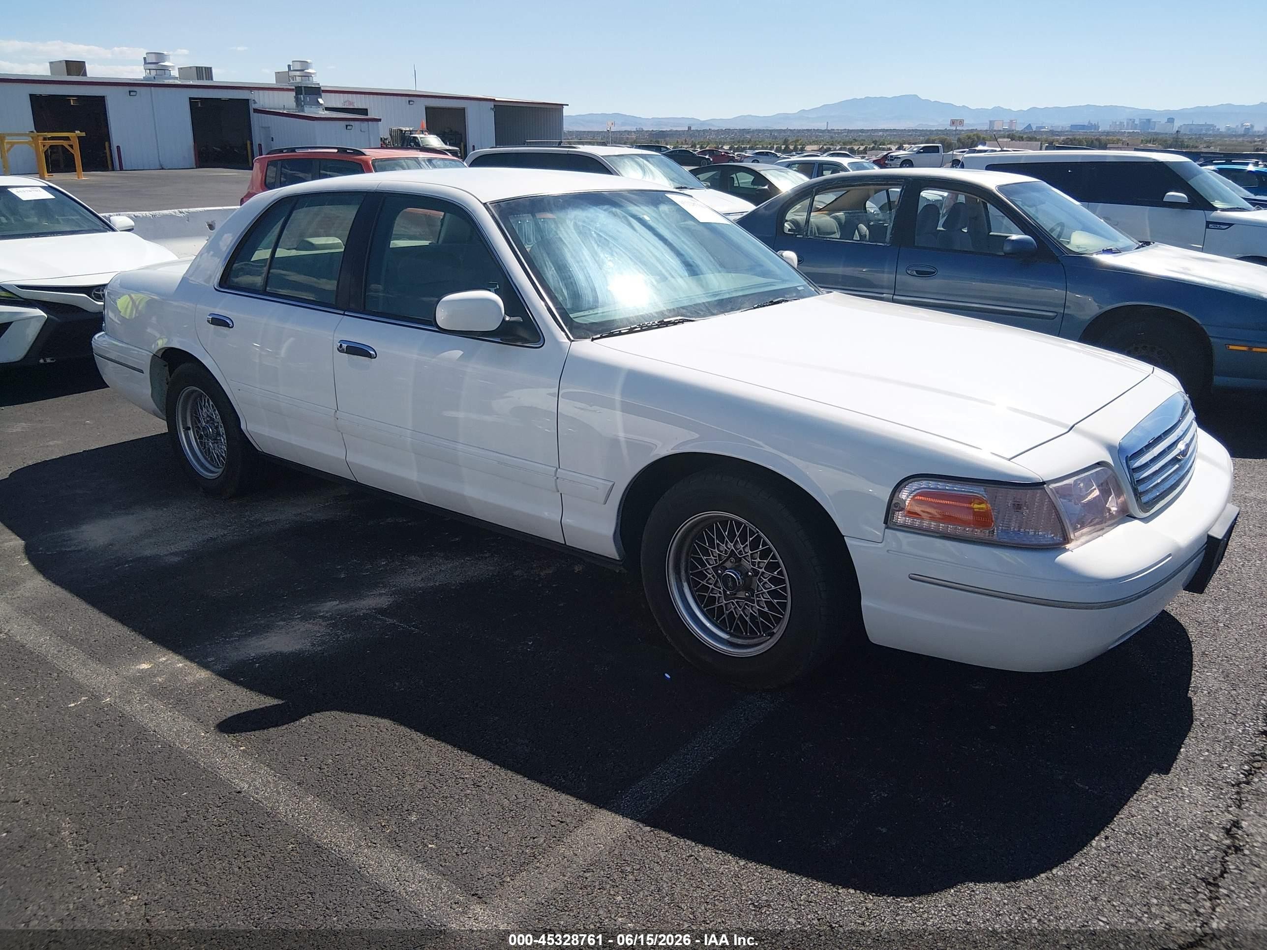 2001 Ford Crown Victoria, VIN 2FAFP73W91X121746 — Normal wear