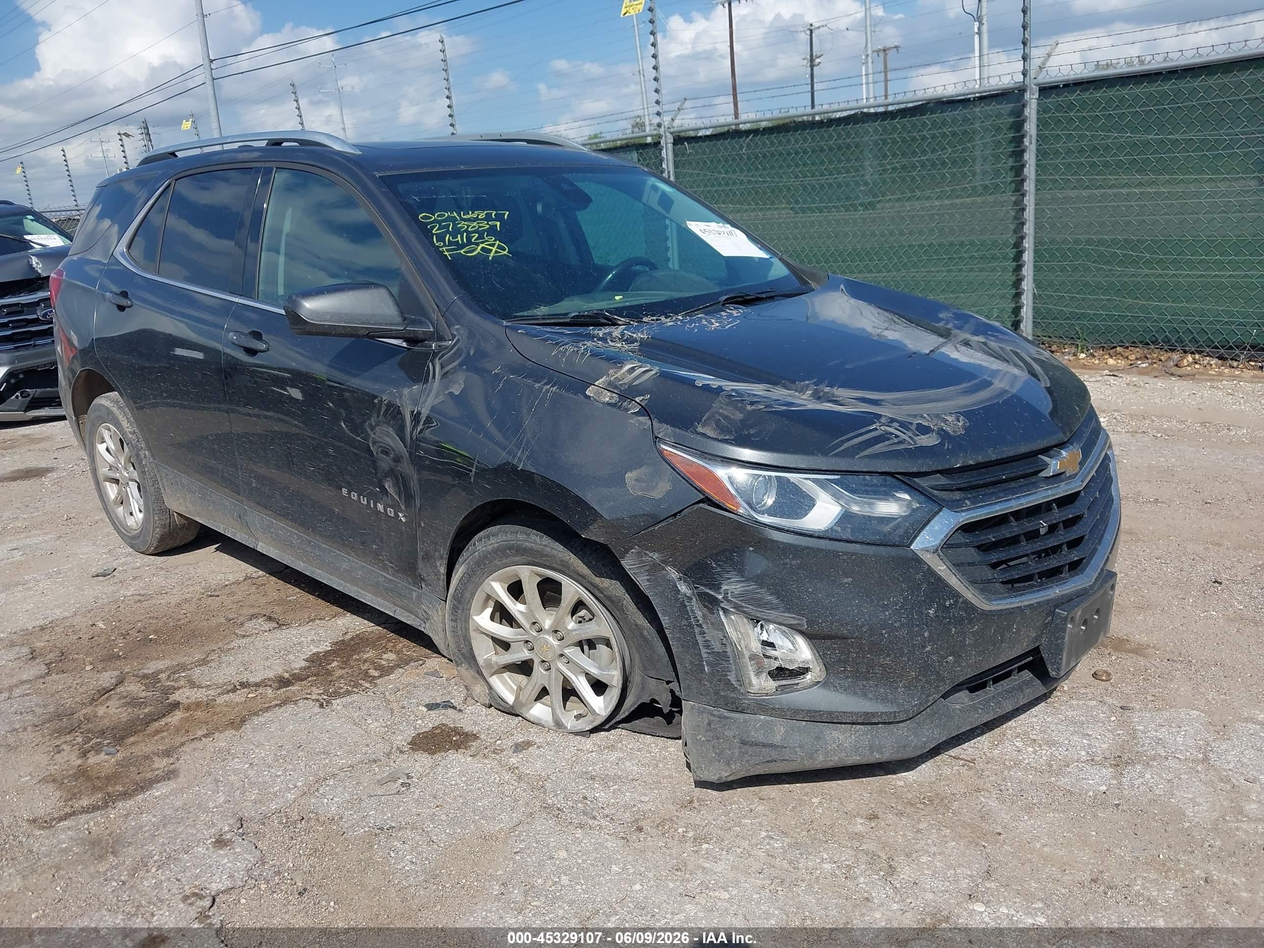 2020 Chevrolet Equinox LT, VIN 2GNAXKEV3L6273839 — Front end