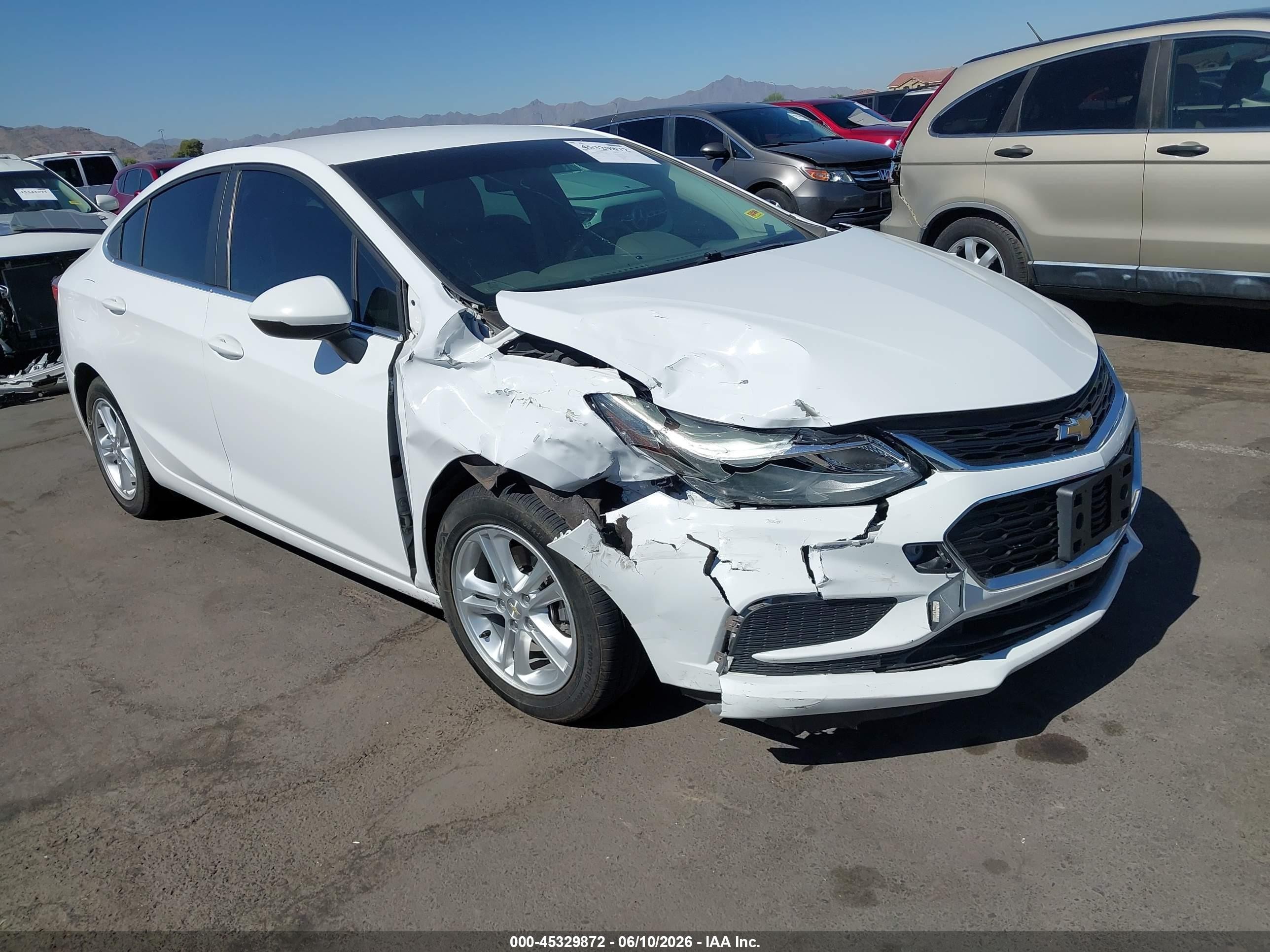 2018 Chevrolet Cruze LT, VIN 1G1BE5SM1J7150322 — Front end