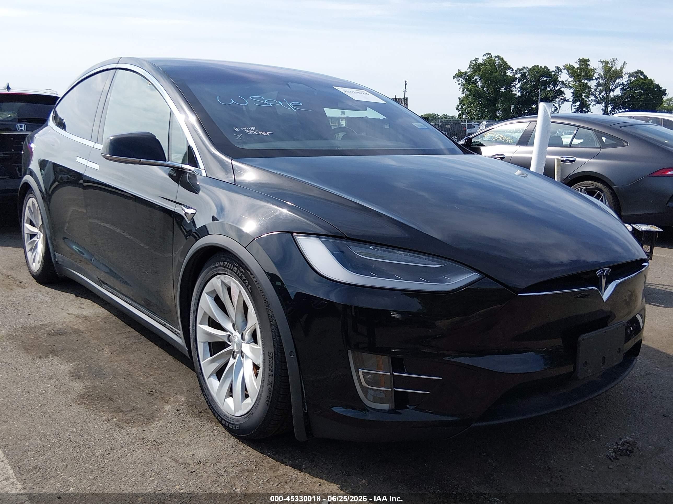 2018 Tesla Model X 75D, VIN 5YJXCDE28JF139688 — Side