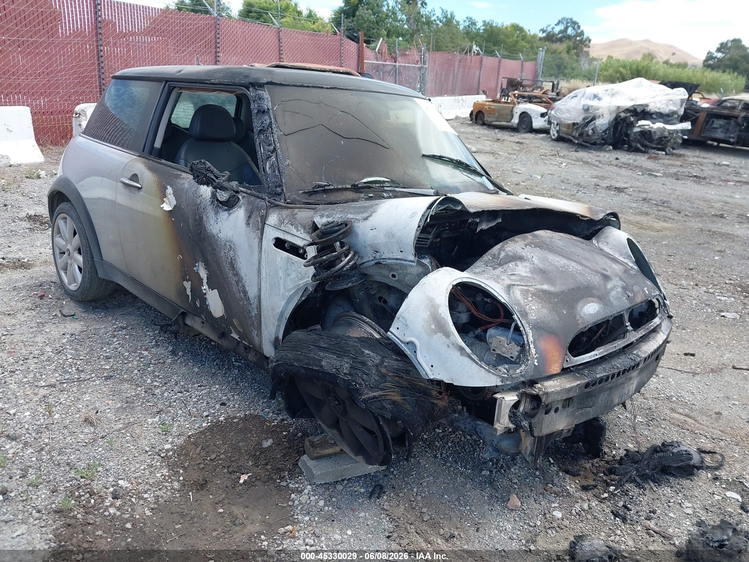 2005 MINI Hardtop, VIN WMWRC33435TJ63663 — Пожар в моторном отсеке