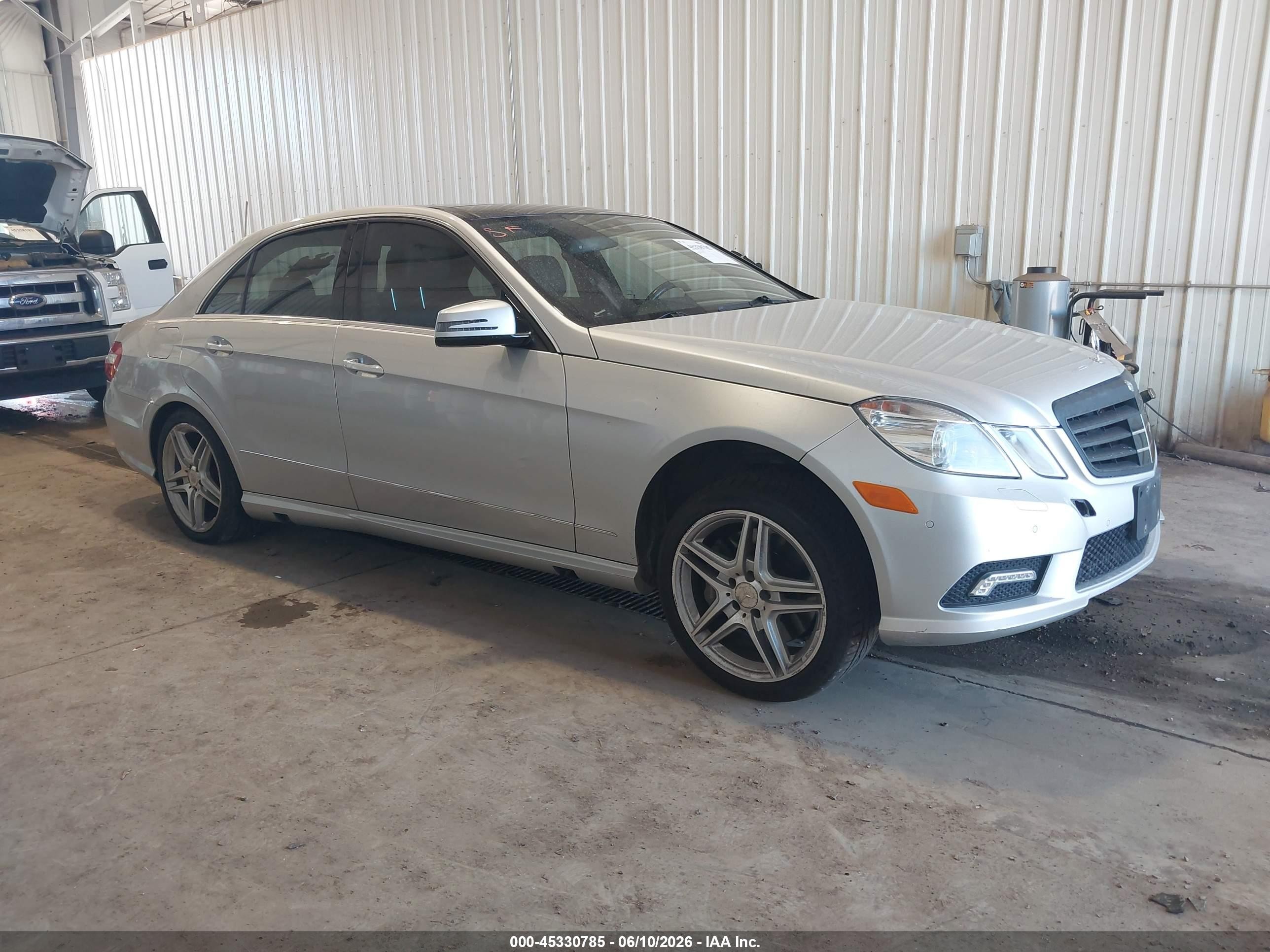 2011 Mercedes-Benz E 550 Luxury, VIN WDDHF9ABXBA500417 — Rear end