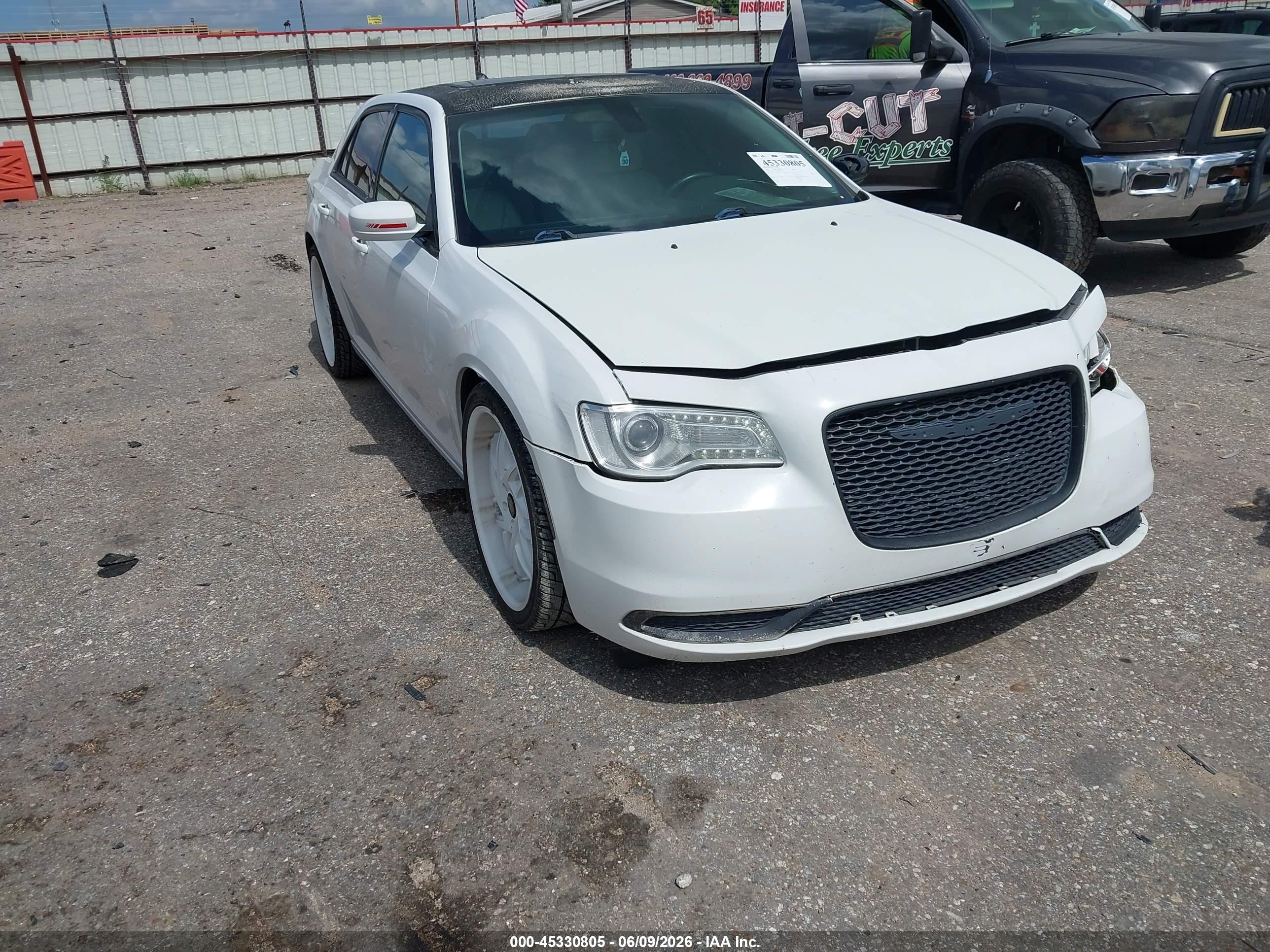 2017 Chrysler 300 Limited, VIN 2C3CCAAG6HH662215 — Перед