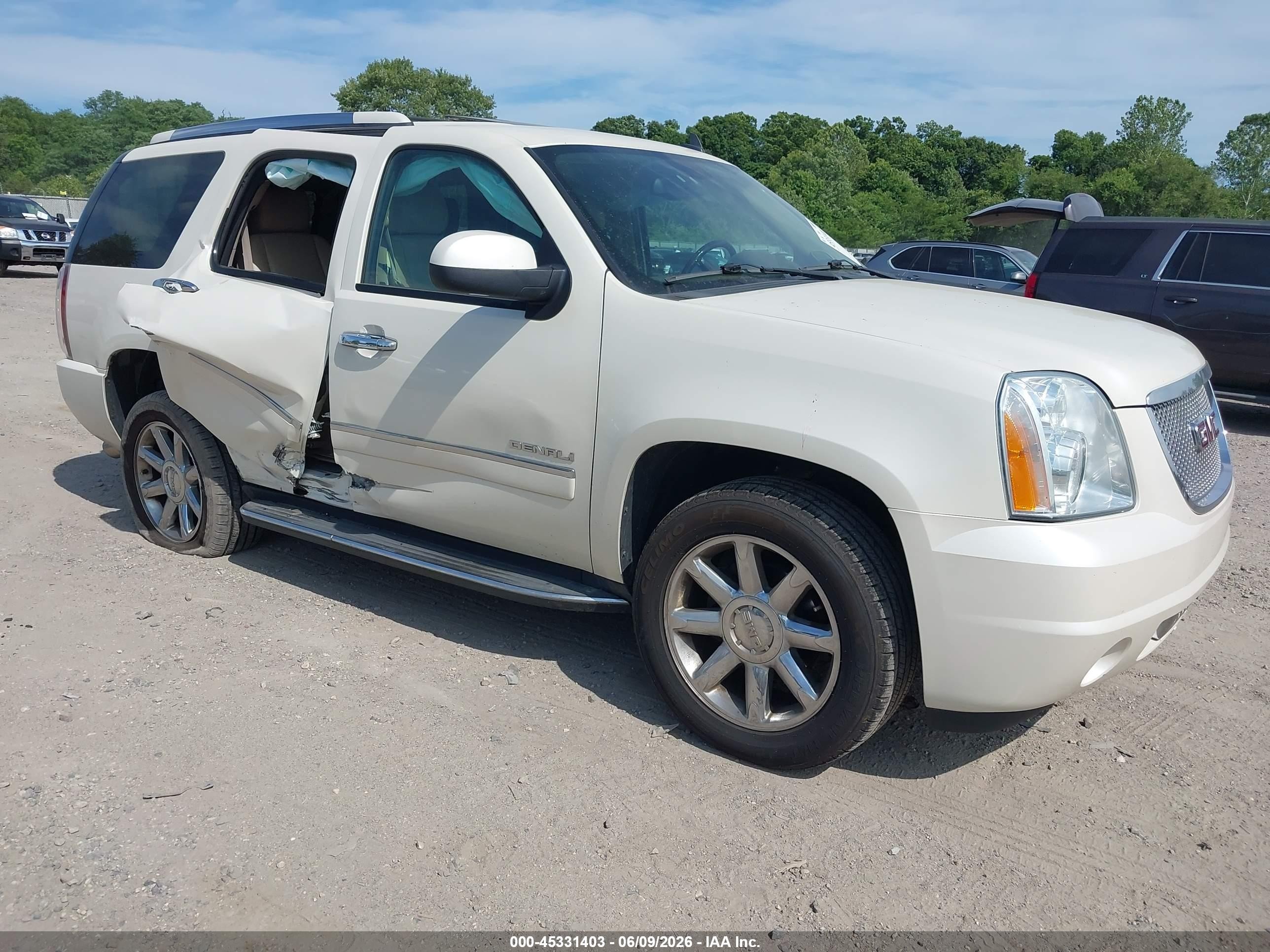 2014 GMC Yukon Denali, VIN 1GKS2EEF7ER214830 — Side