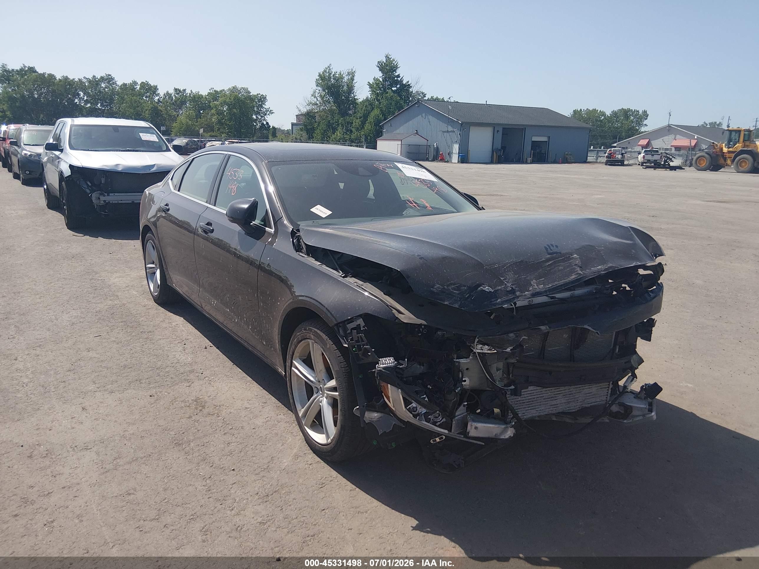 2018 Volvo S90 Momentum, VIN LVY982MK0JP007443 — Front end