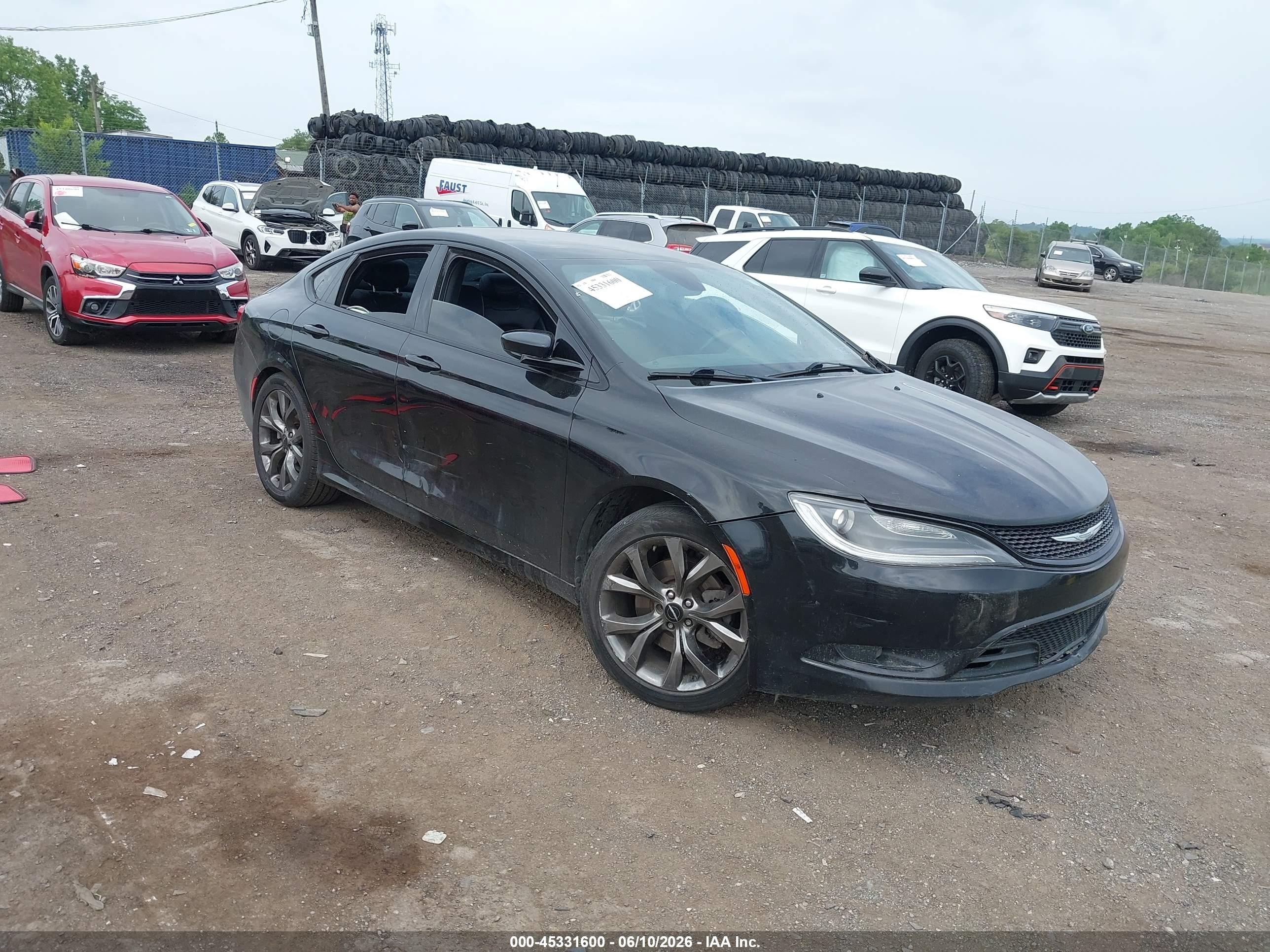 2015 Chrysler 200 S, VIN 1C3CCCDGXFN627950 — Side
