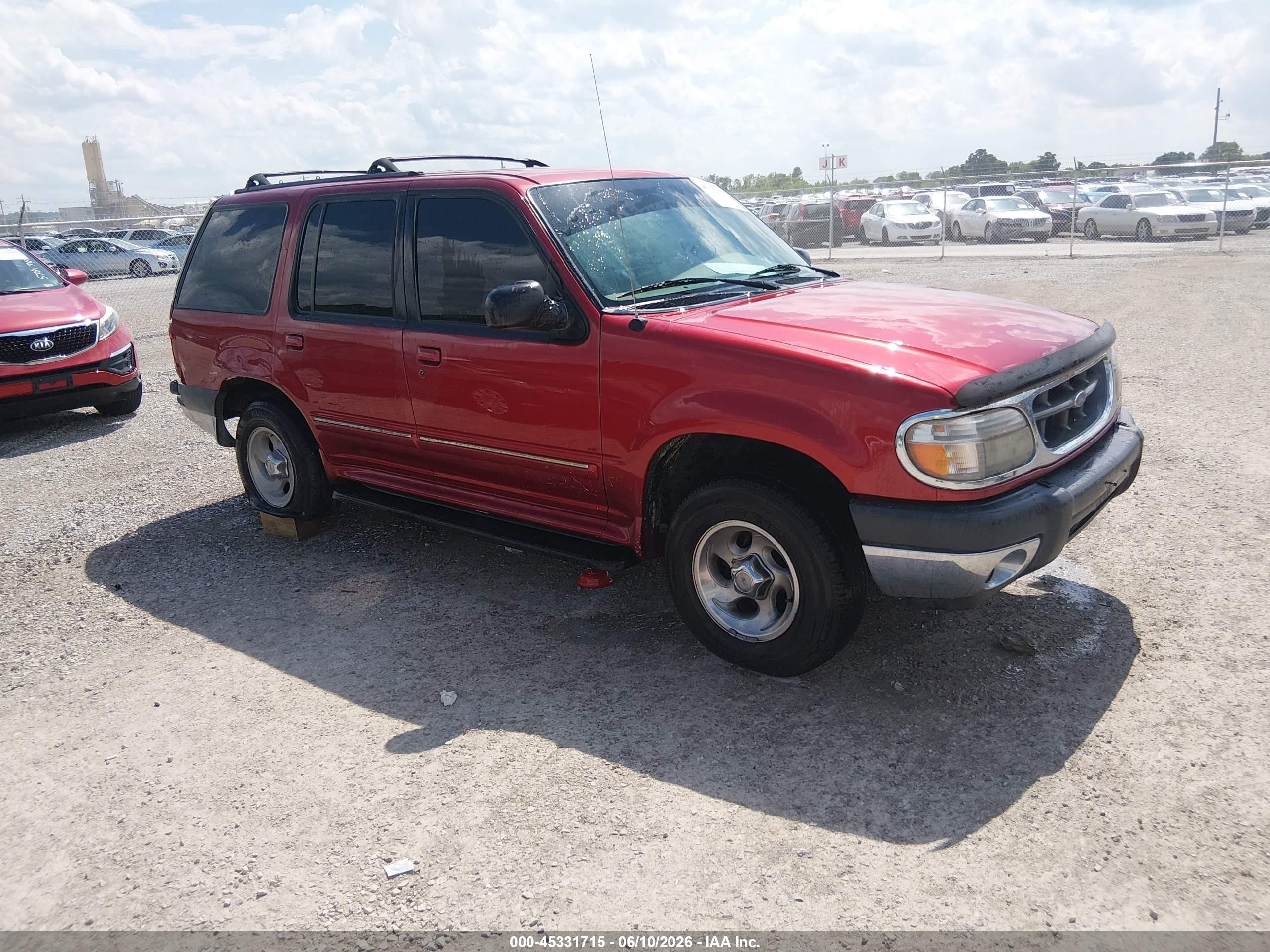 2000 Ford Explorer XLT, VIN 1FMZU73E7YZC41763 — Front end