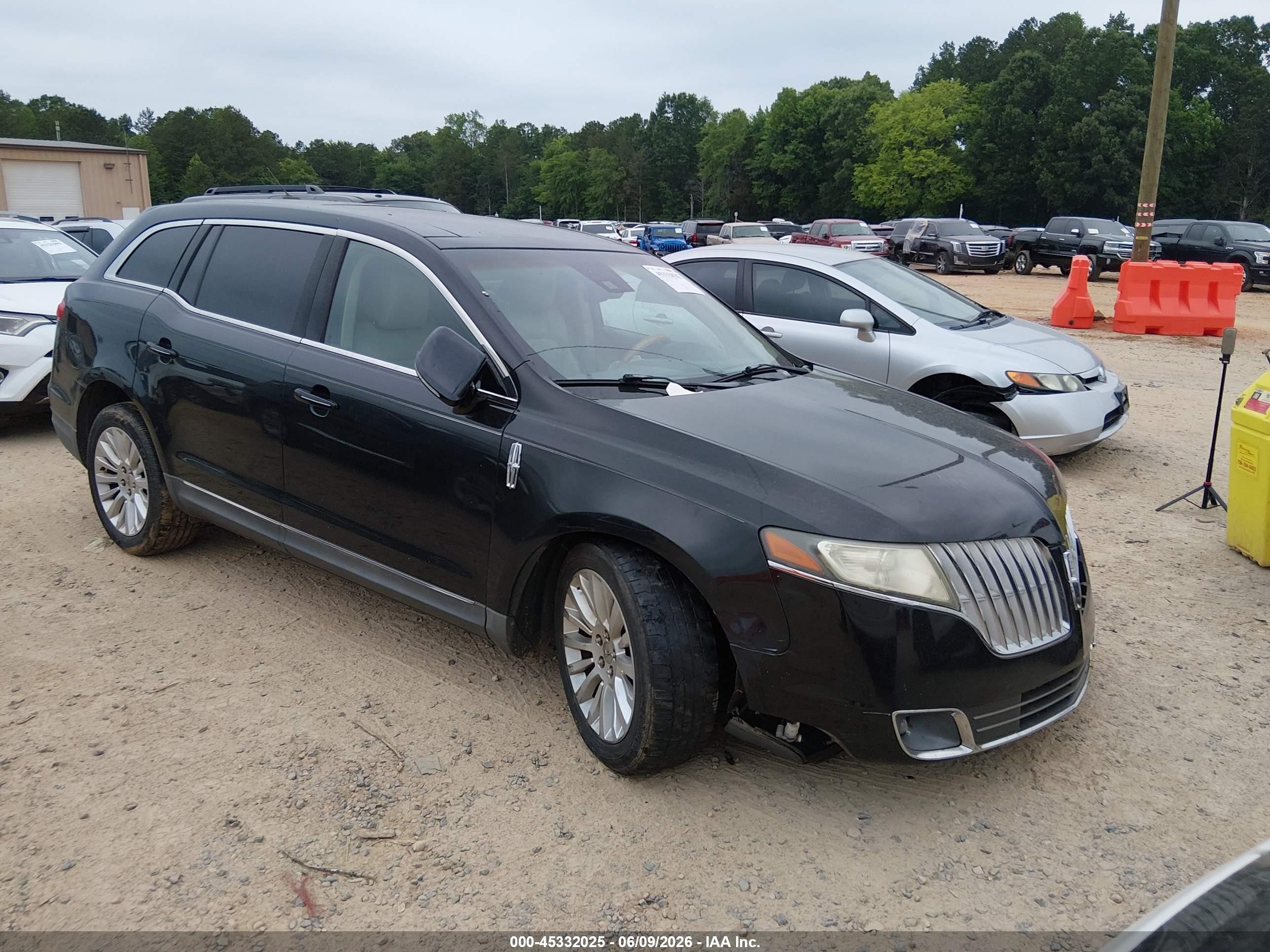 2010 Lincoln MKT, VIN 2LMHJ5FR0ABJ10596 — Side