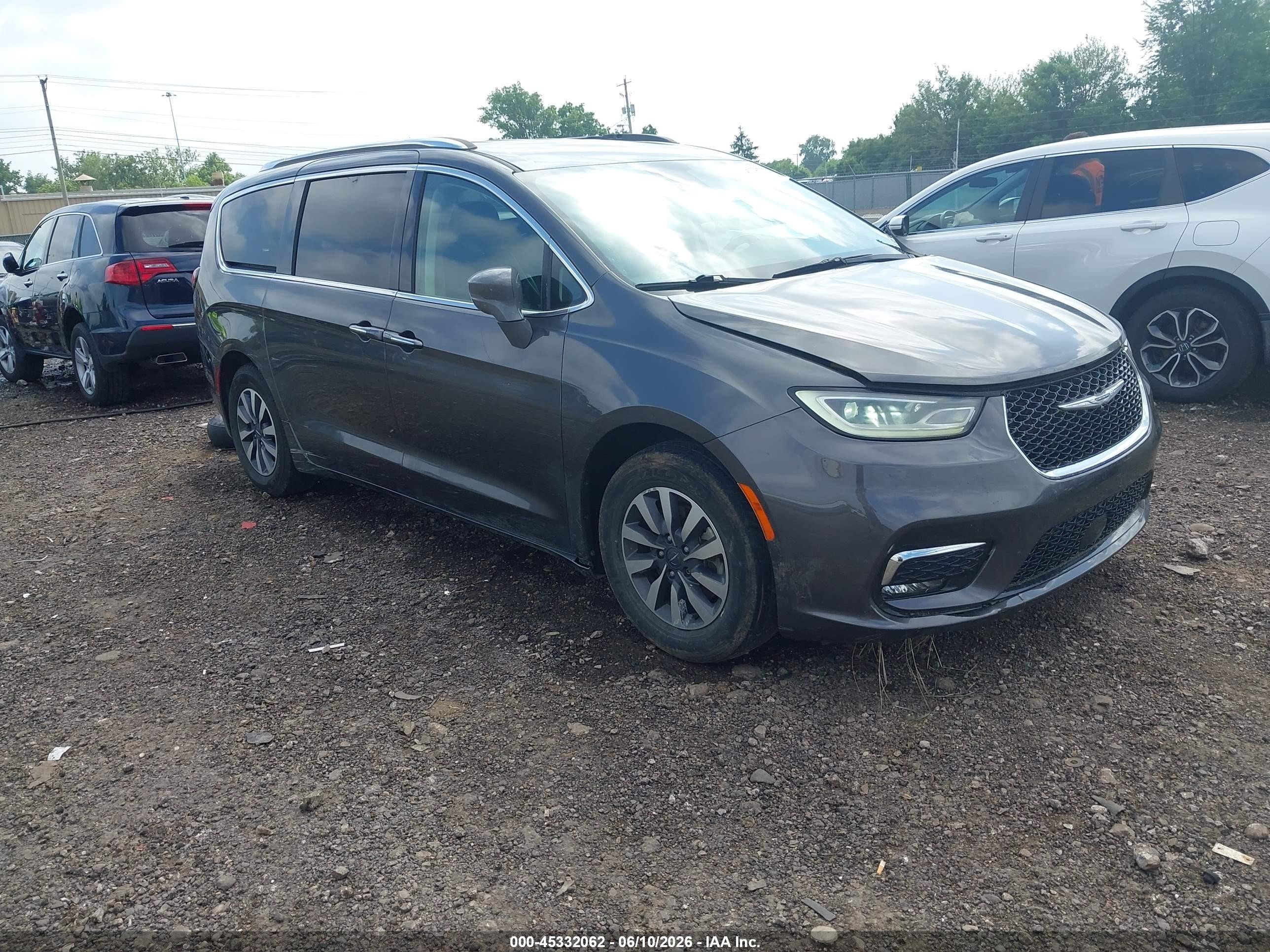 2021 Chrysler Pacifica Touring L, VIN 2C4RC1BG2MR512398 — Side