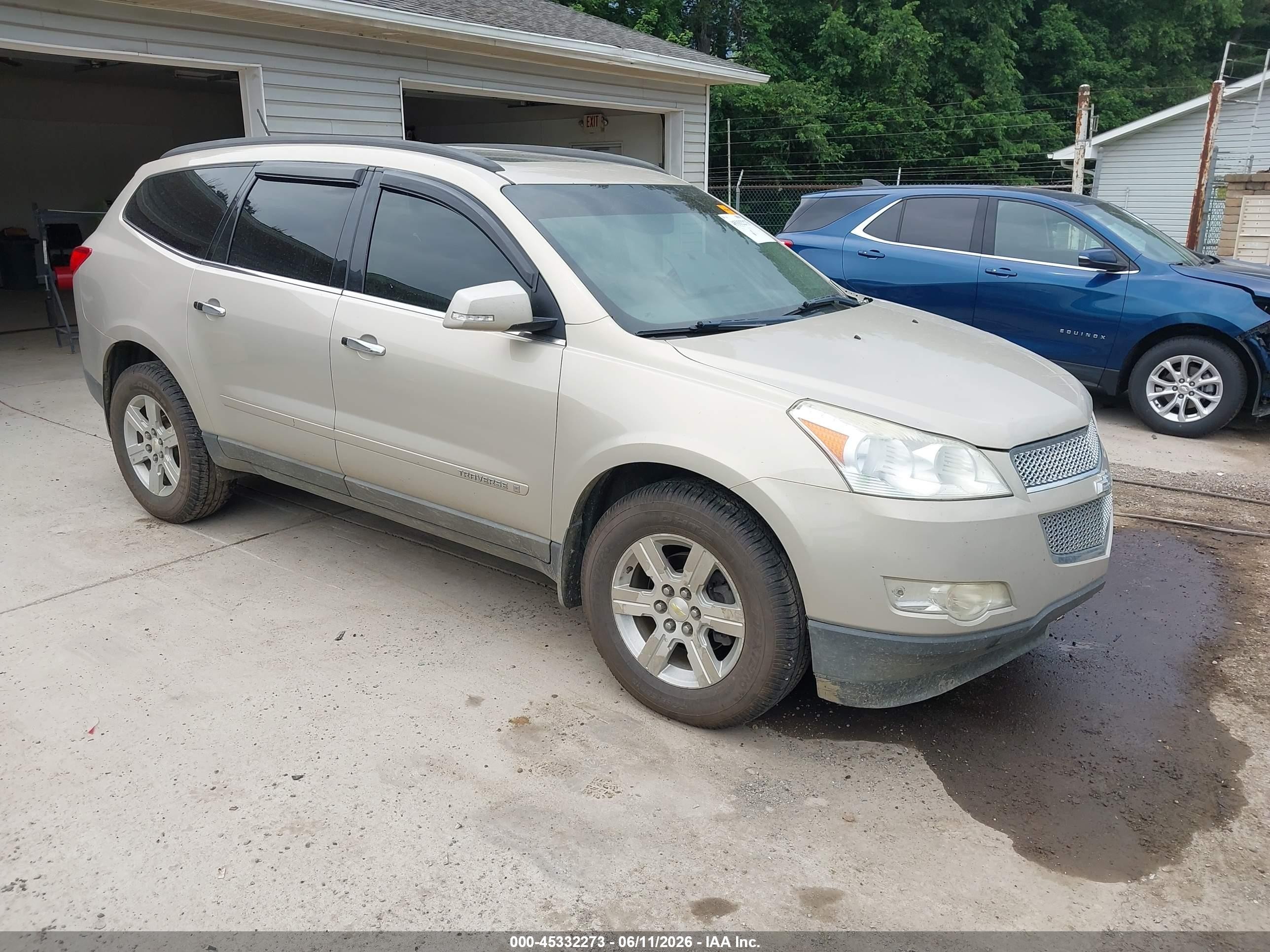 2009 Chevrolet Traverse 2LT, VIN 1GNEV23D69S147627 — Side