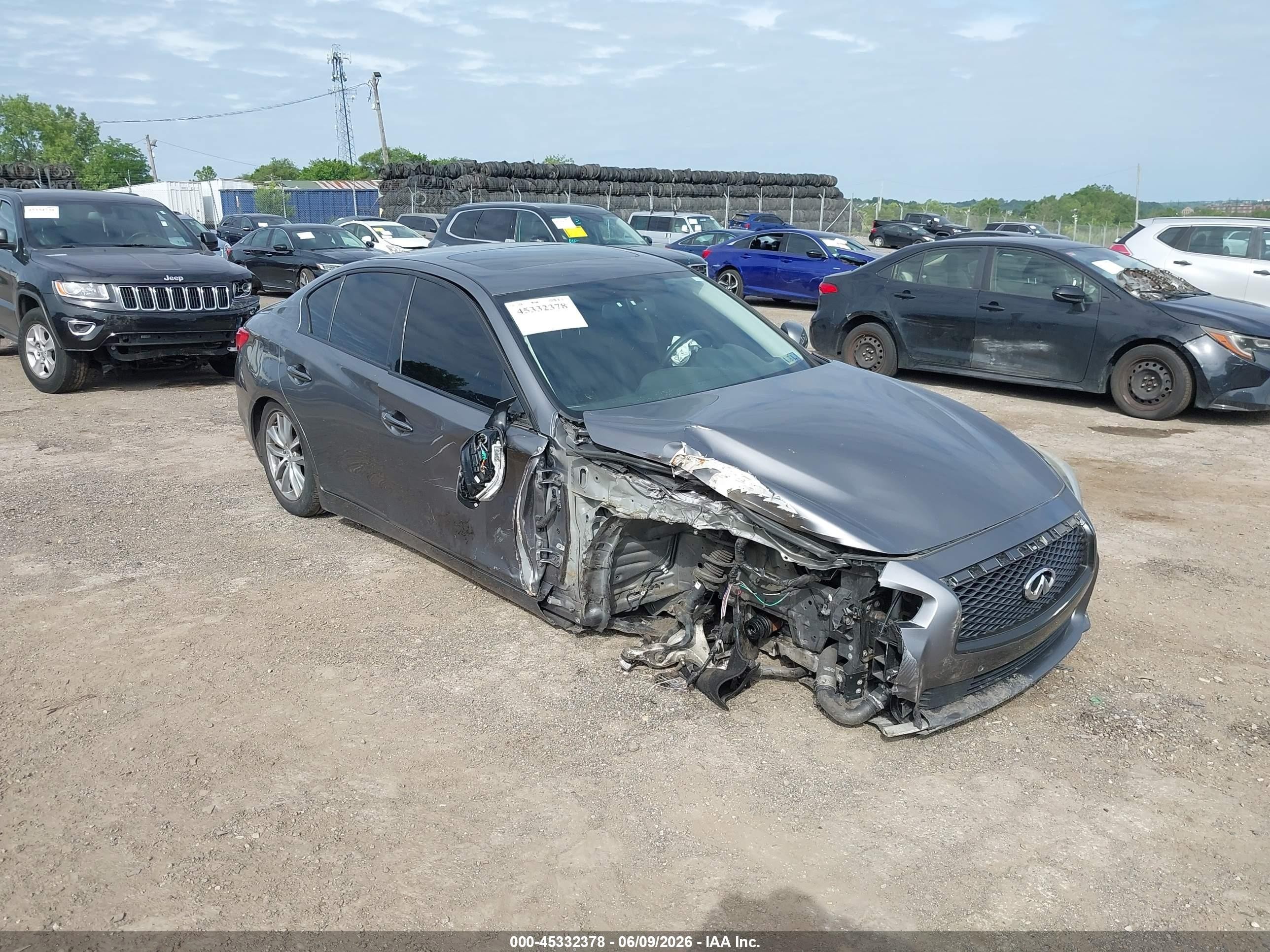 2016 Infiniti Q50 Premium, VIN JN1CV7AR2GM253251 — Front end