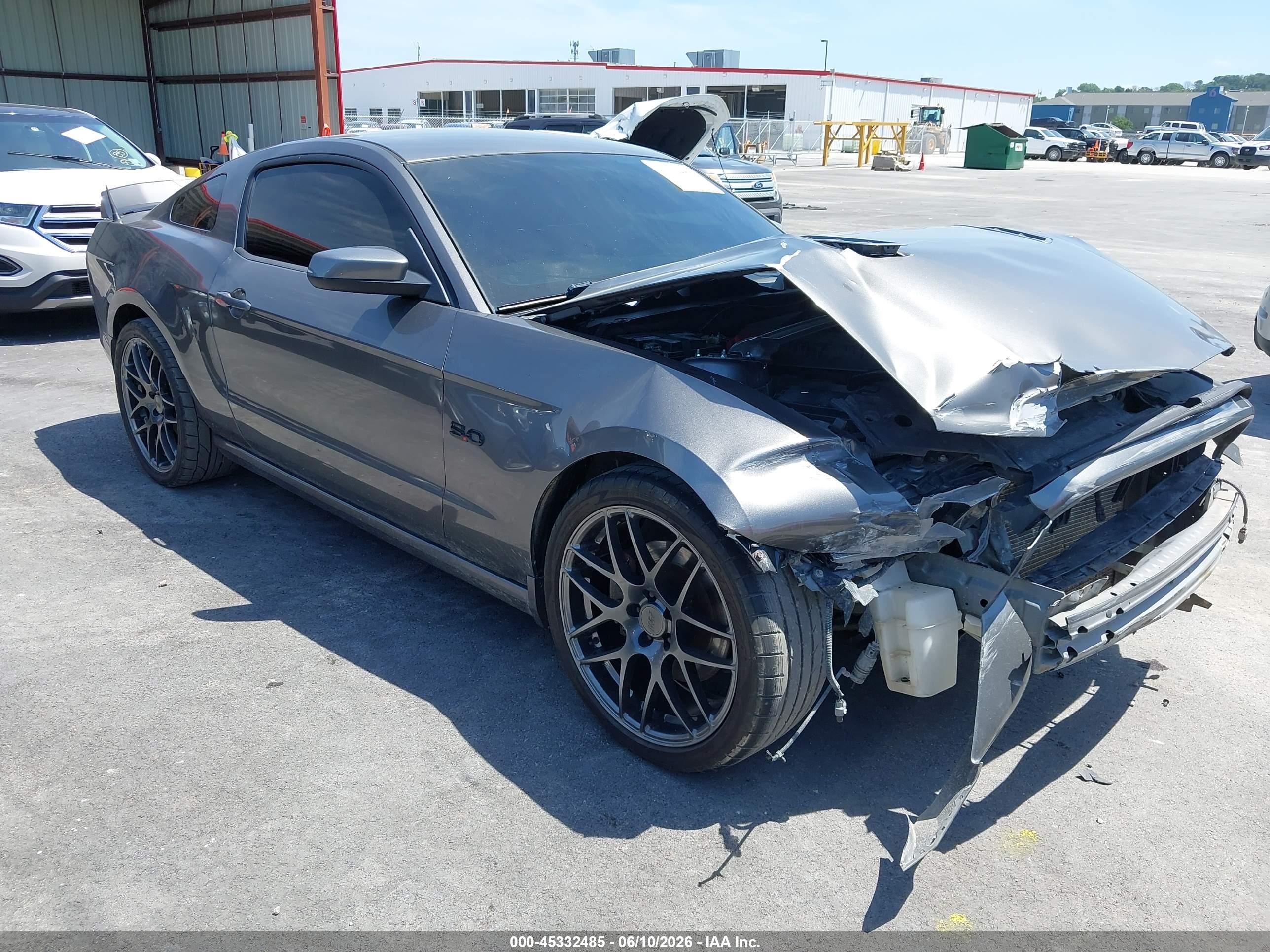 2014 Ford Mustang GT Premium, VIN 1ZVBP8CF6E5261515 — Front end