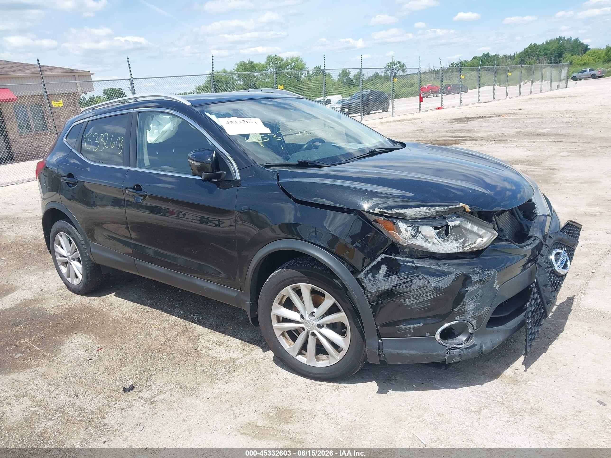 2017 Nissan Rogue SV, VIN JN1BJ1CR0HW128434 — Front end