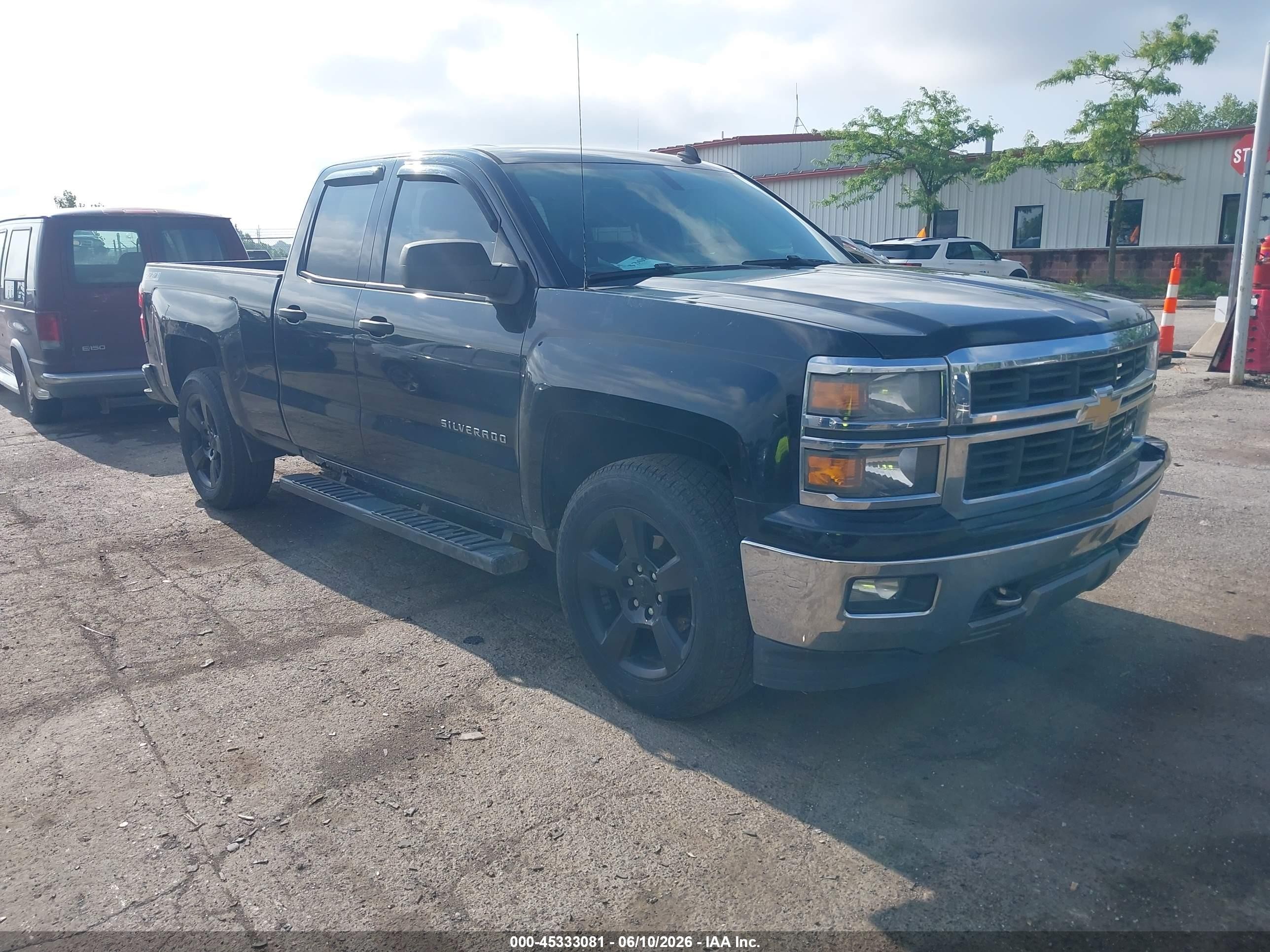 2014 Chevrolet Silverado 1500 LT, VIN 1GCVKREH0EZ195569 — Front end