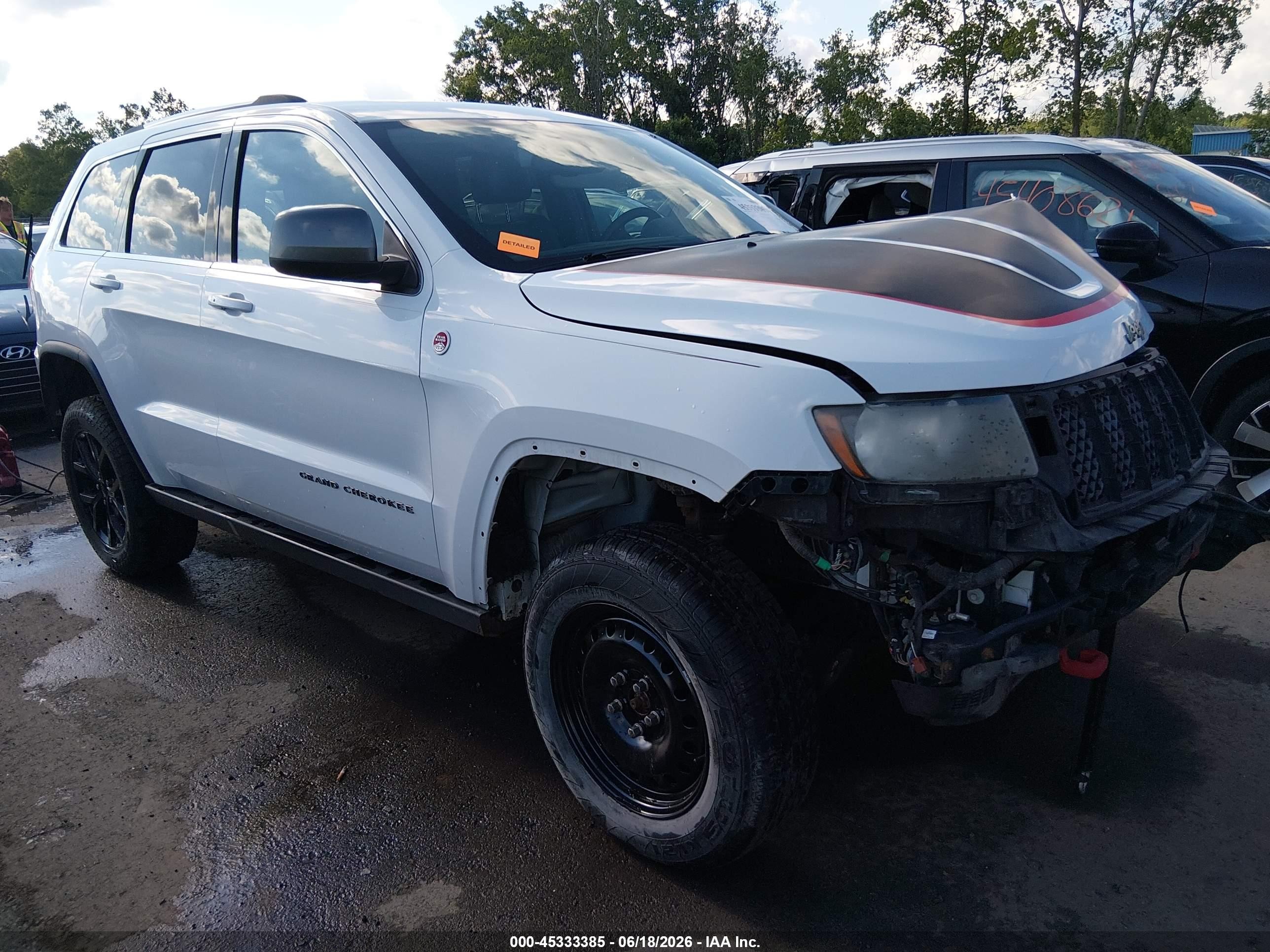 2013 Jeep Grand Cherokee Laredo Trailhawk, VIN 1C4RJFAT0DC614857 — Front end