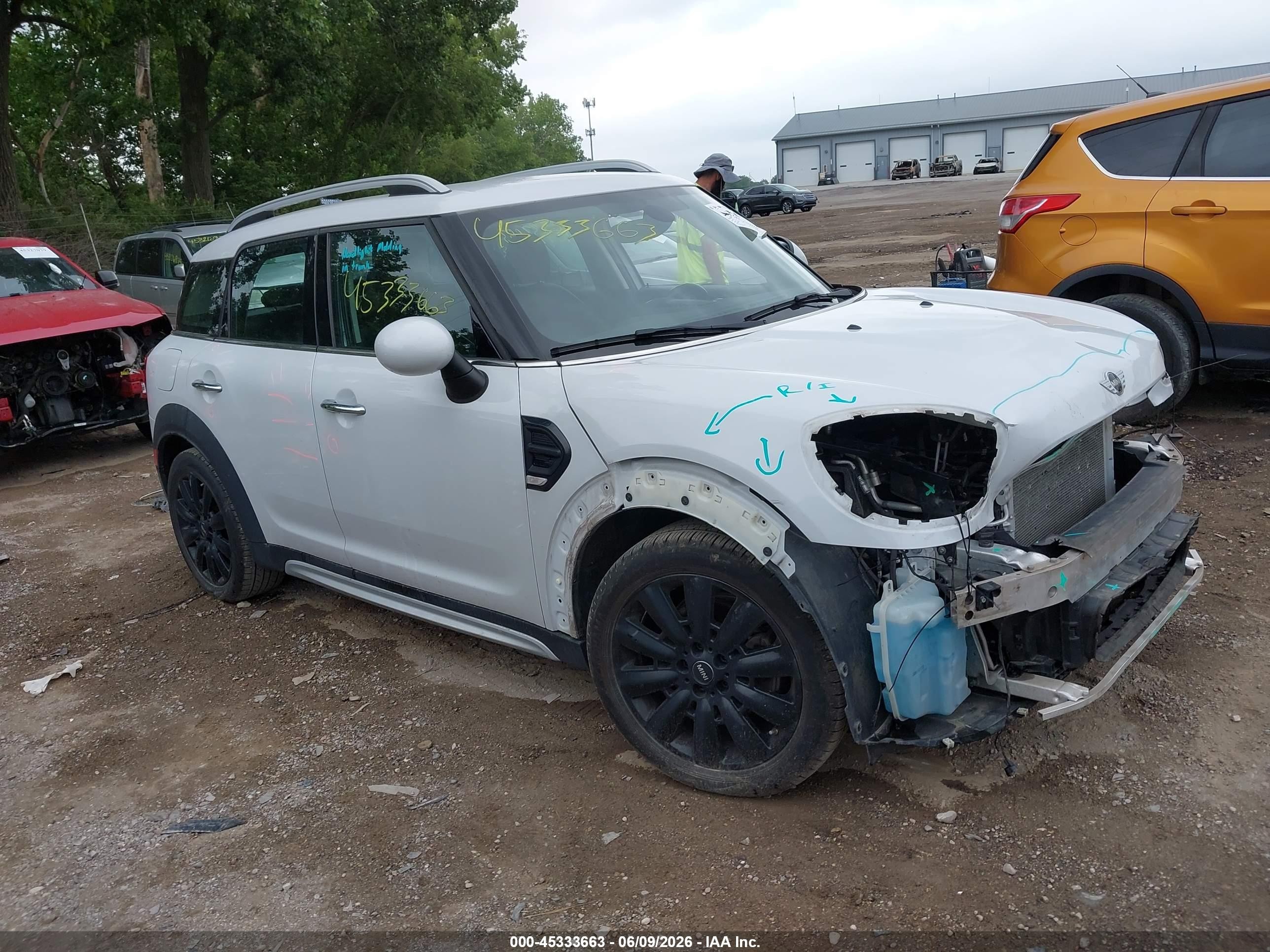 2017 MINI Countryman Cooper, VIN WMZYS7C33H3E07268 — Перед