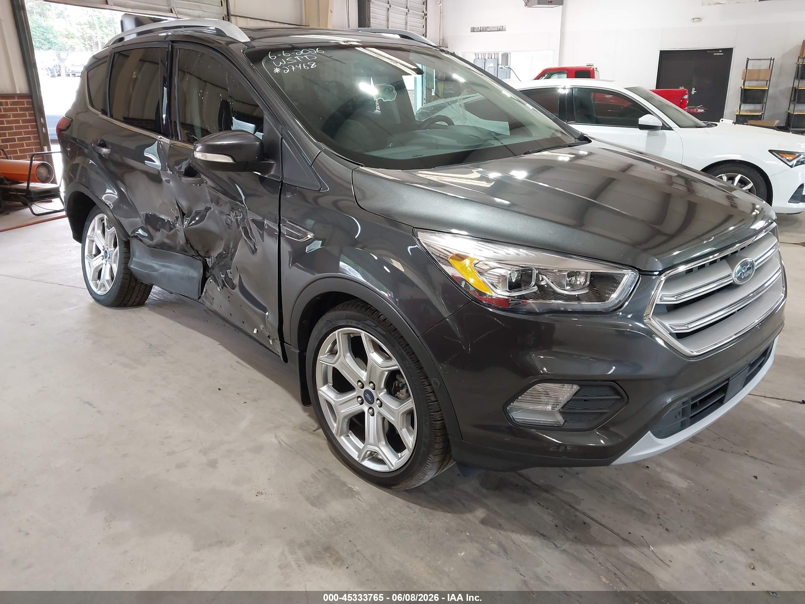 2019 Ford Escape Titanium, VIN 1FMCU0J91KUA10607 — Бок