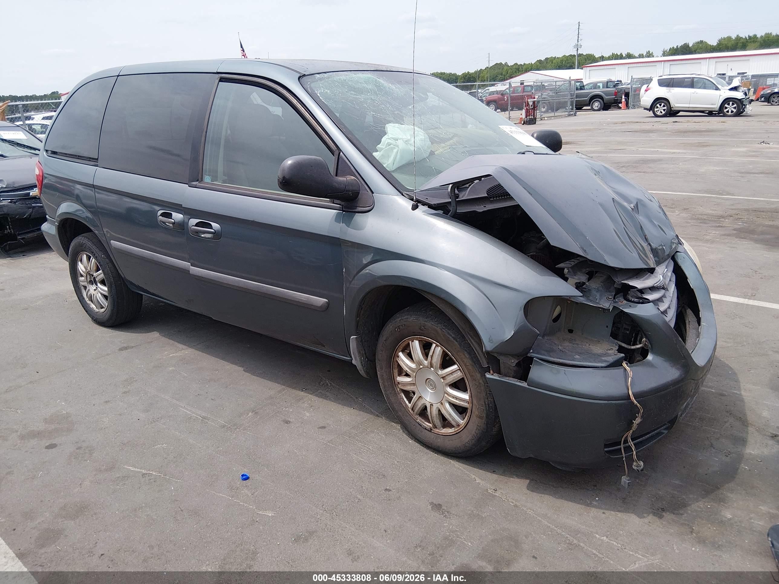 2006 Chrysler Town & Country, VIN 1A4GP45R26B645233 — Перед