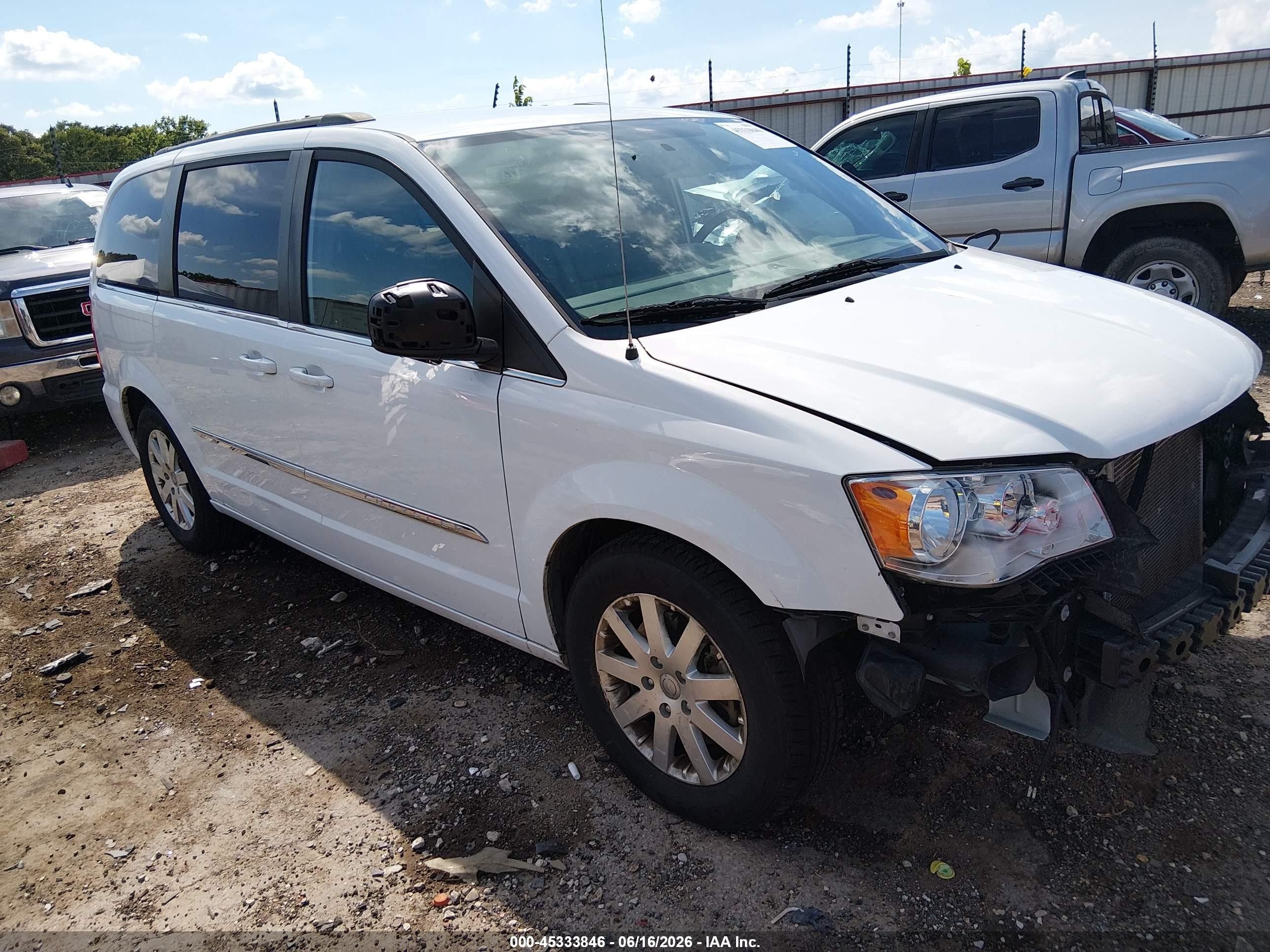 2016 Chrysler Town & Country Touring, VIN 2C4RC1BG0GR172656 — Front end