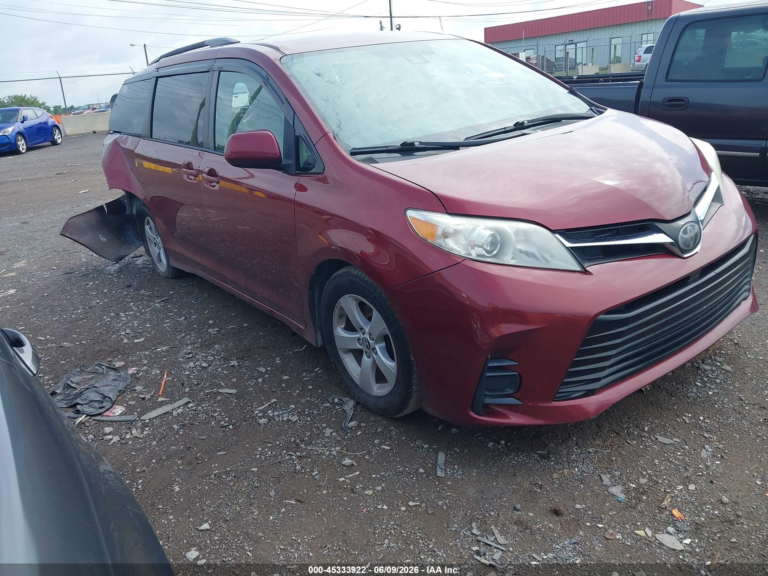 2018 Toyota Sienna LE, VIN 5TDKZ3DC1JS959992 — Rear end