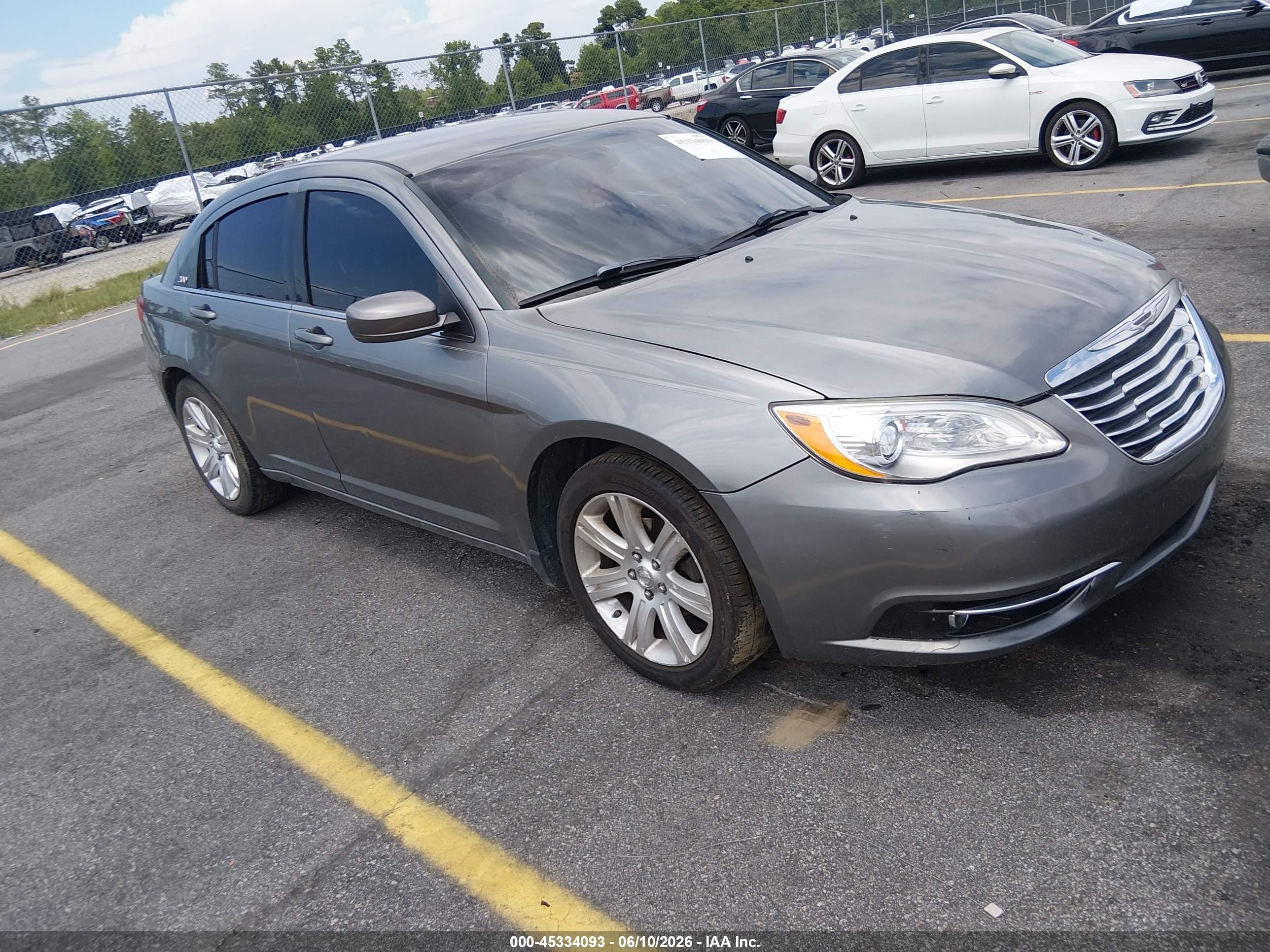 2011 Chrysler 200 Touring, VIN 1C3BC1FB6BN614074 — Перед