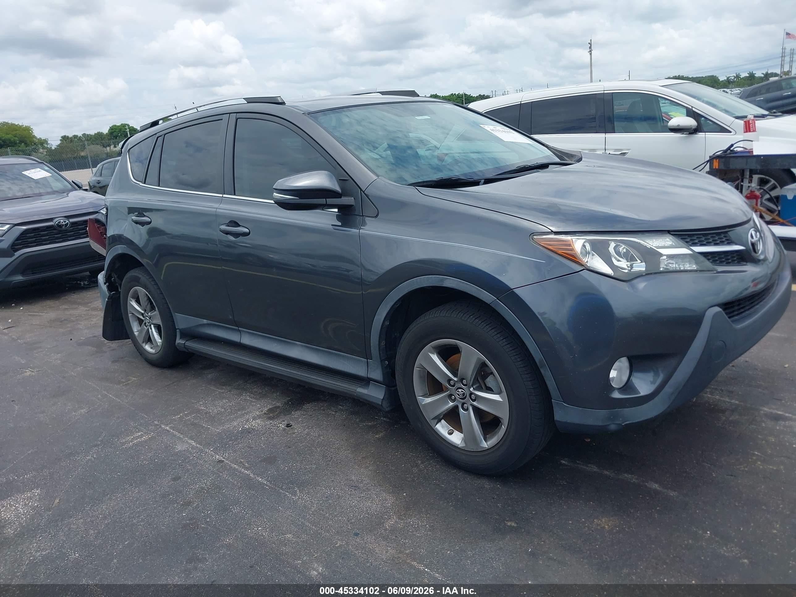 2015 Toyota RAV4 XLE, VIN 2T3WFREV2FW198408 — Rear end