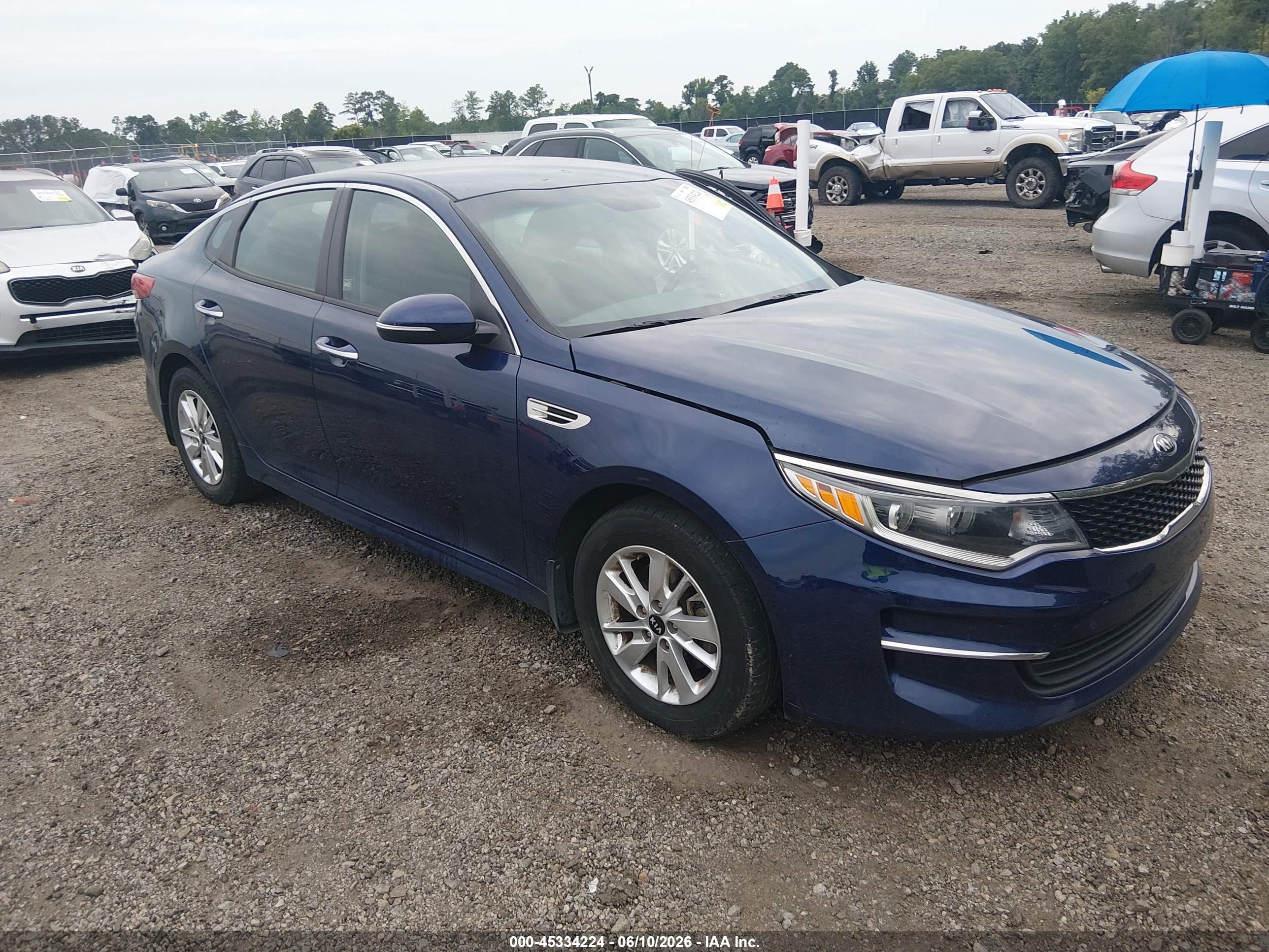 2018 Kia Optima S, VIN 5XXGT4L39JG224600 — Бок